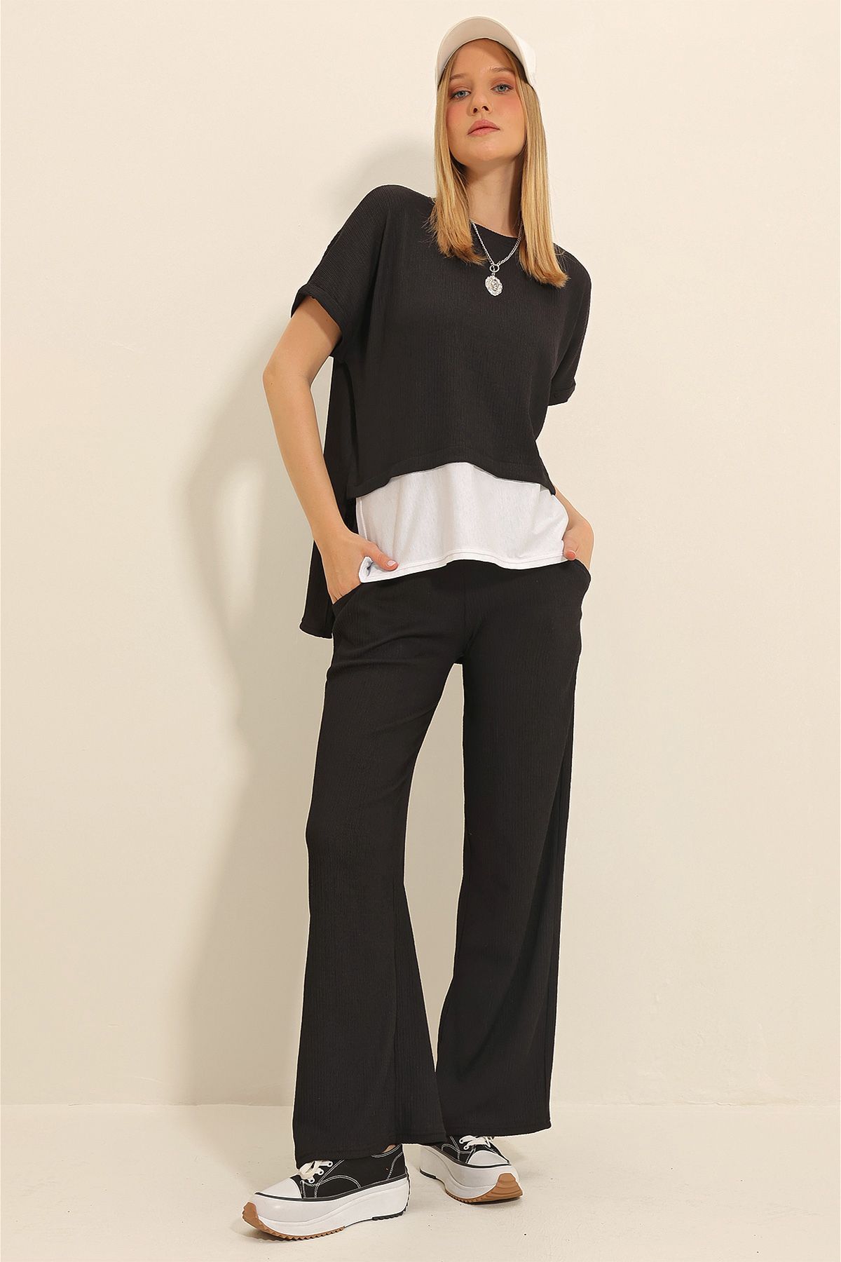 Trend Alaçatı Stili Kadın Siyah Bisiklet Yaka Eteği Garnili Bluz Ve Palazzo Pantolon İkili Krinkıl Takım ALC-X11340