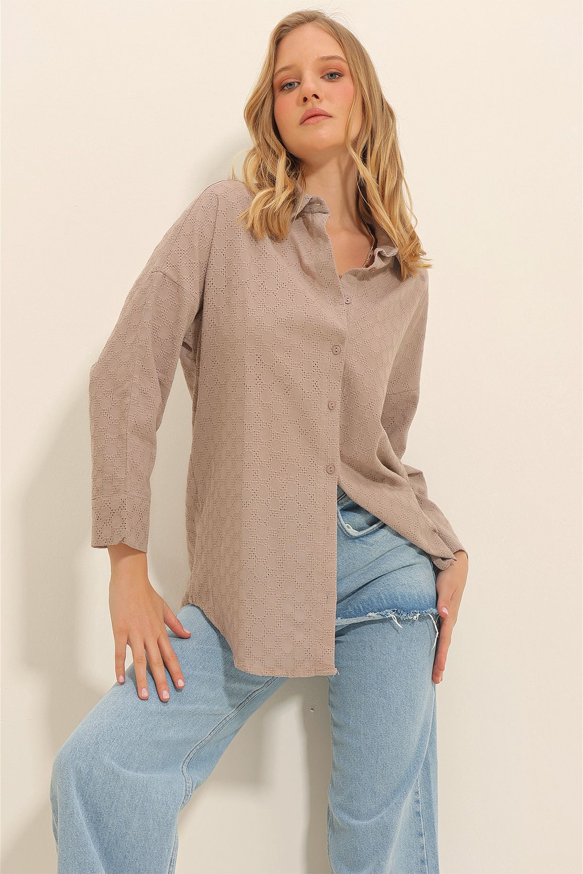 Trend Alaçatı Stili Kadın Vizon Güpürlü Oversize Gömlek ALC-X11299