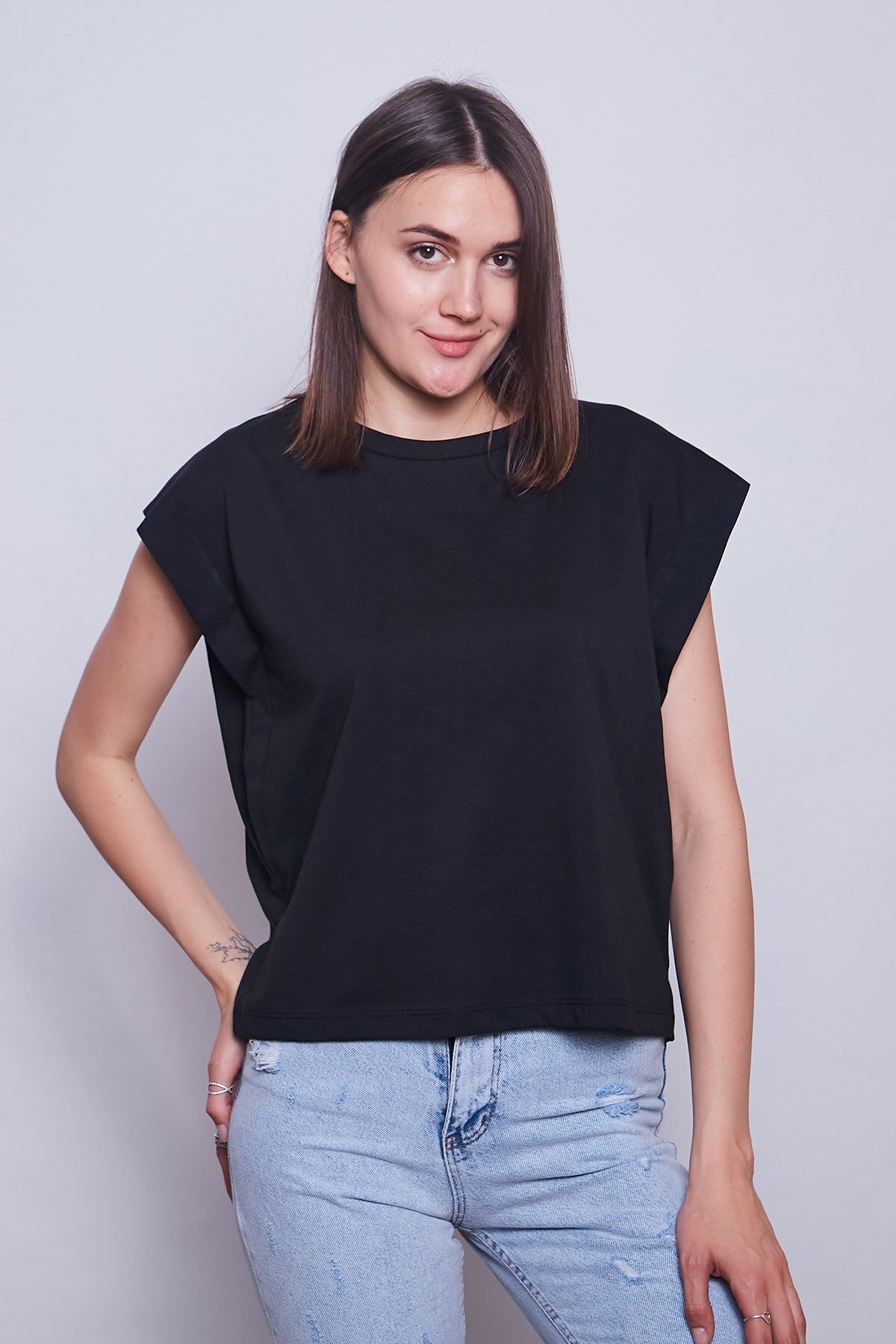 Jument Kadın Geniş Sıfır Yaka Kısa Kol Pamuk Kumaş Oversize Tshirt-siyah