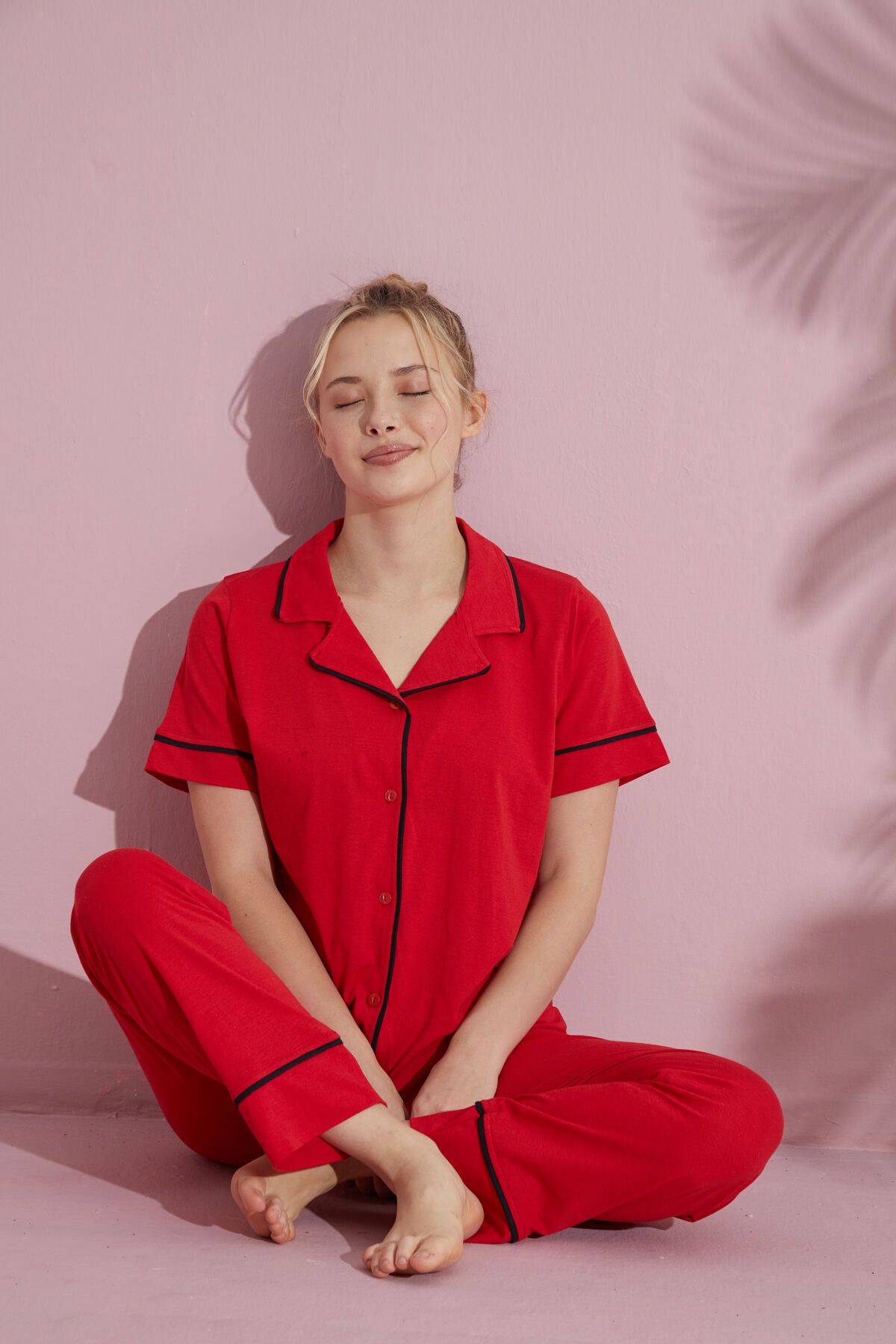 PİJAMOOD Kadın Kırmızı Kısa Kollu Pamuklu Önden Düğmeli Biyeli Pijama Takımı