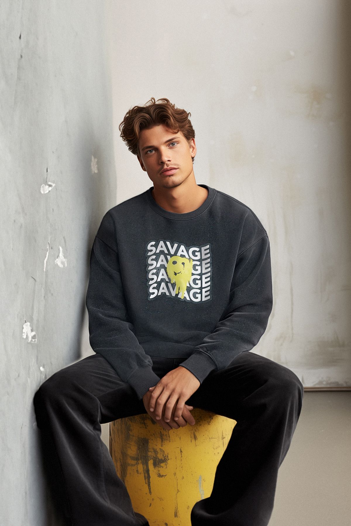 TRENDYOL MAN Antrasit  Relaxed/Rahat Kesim Bisiklet Yaka Eskitme/Soluk Efektli Sweatshirt TMNAW23SW00488