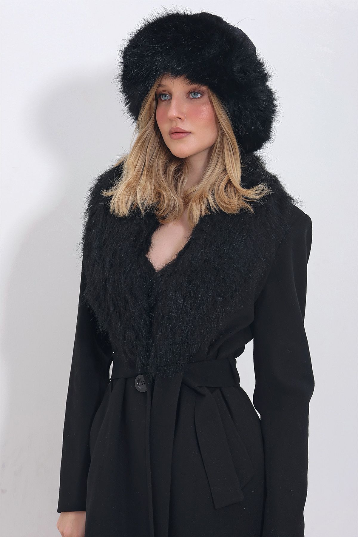 Trend Alaçatı Stili Kadın Siyah Suni Kürk Kloş Şapka ALC-X11423