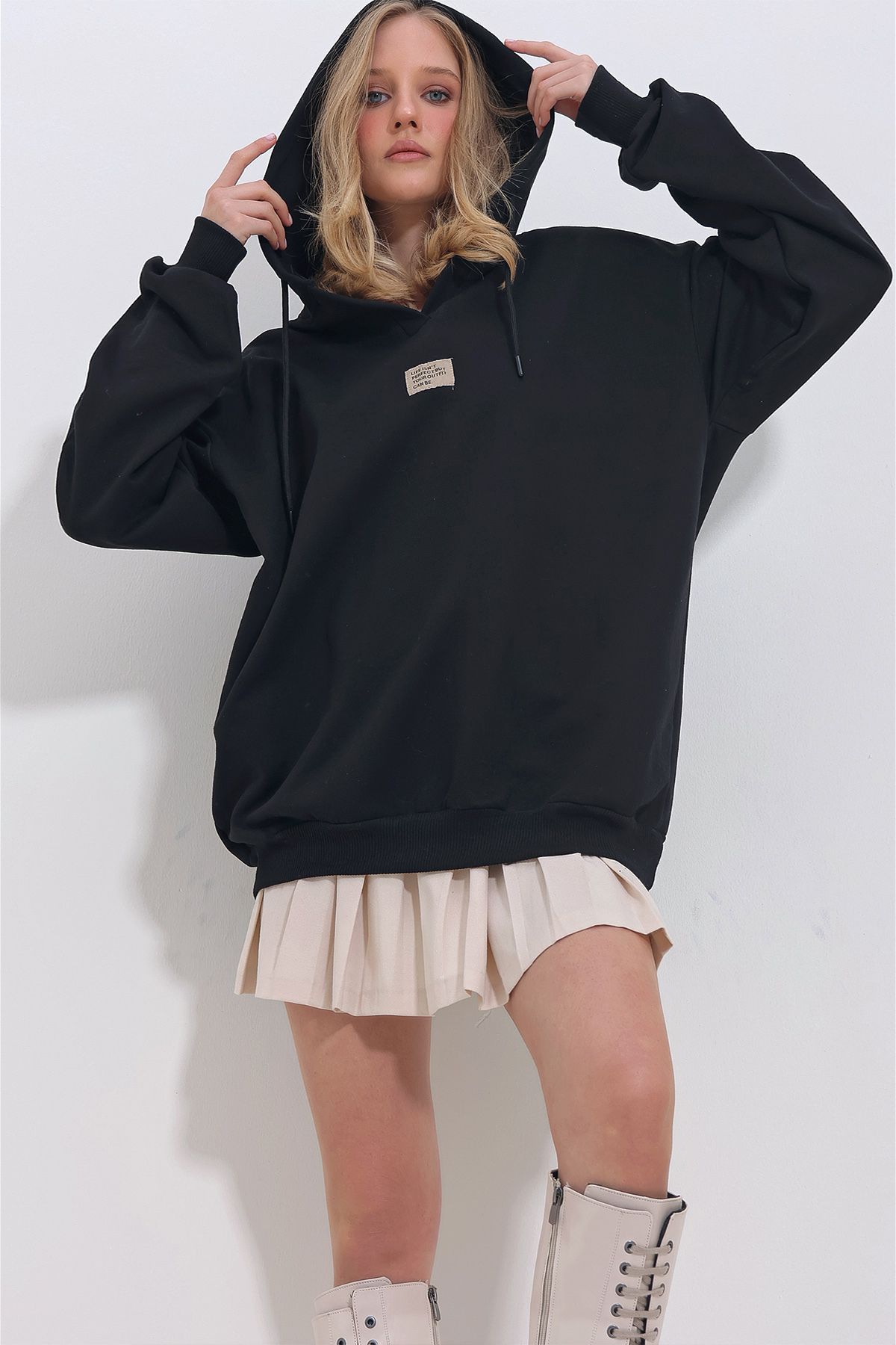 Trend Alaçatı Stili Kadın Siyah Kapüşonlu Oversize İçi Şardonlu Sweatshirt ALC-X11406