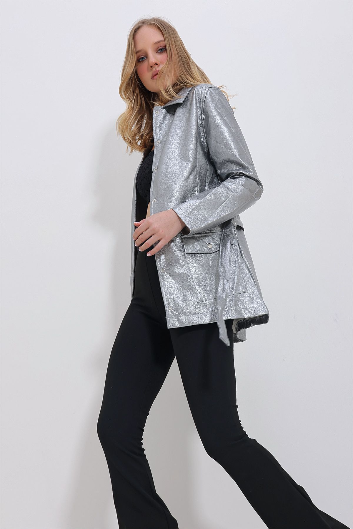 Trend Alaçatı Stili Kadın Gümüş Çift Cepli Kemerli Metalik Silver Ceket ALC-X11395