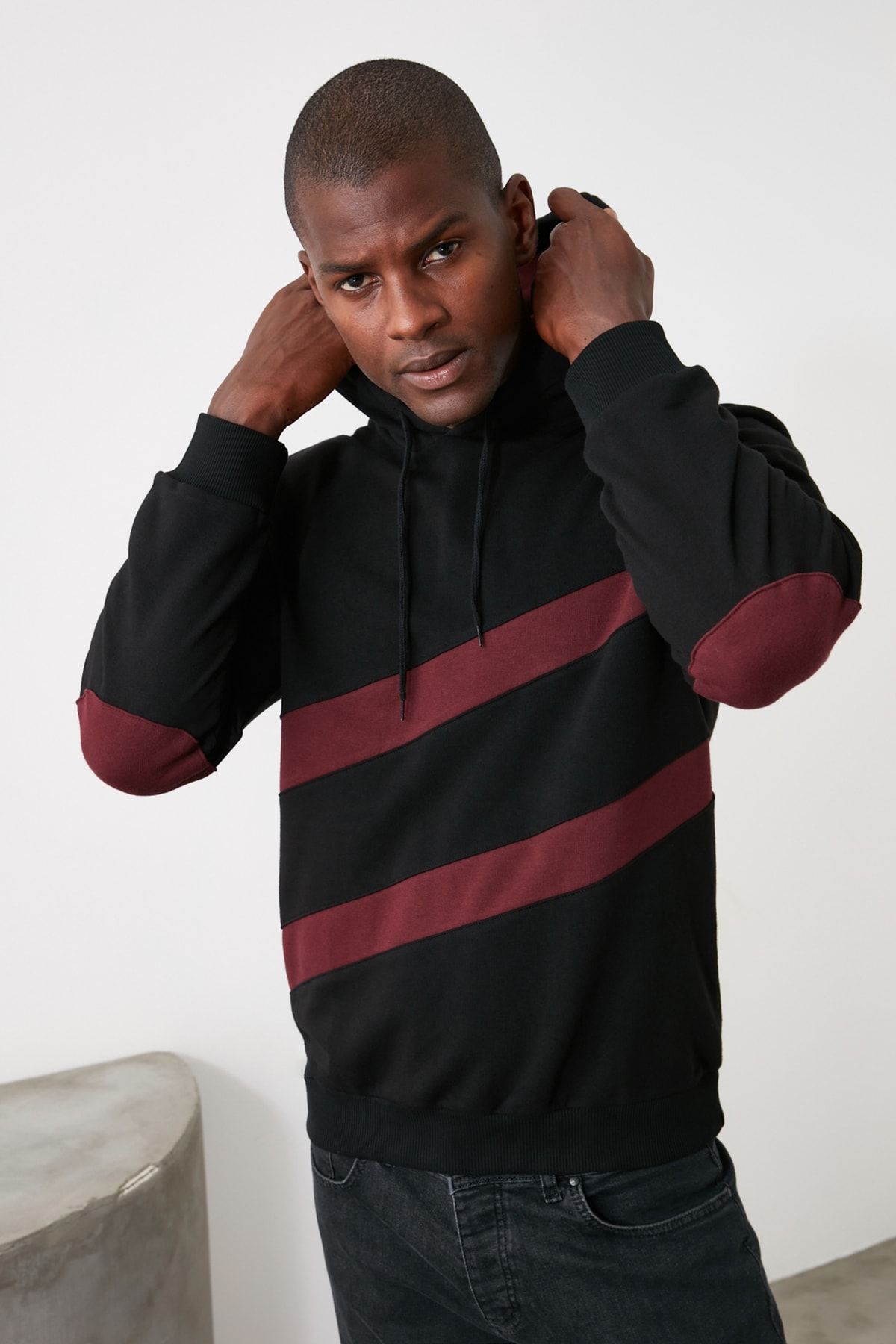 TRENDYOL MAN Siyah Erkek Panelli Kapüşonlu Regular Sweatshirt TMNAW21SW0276