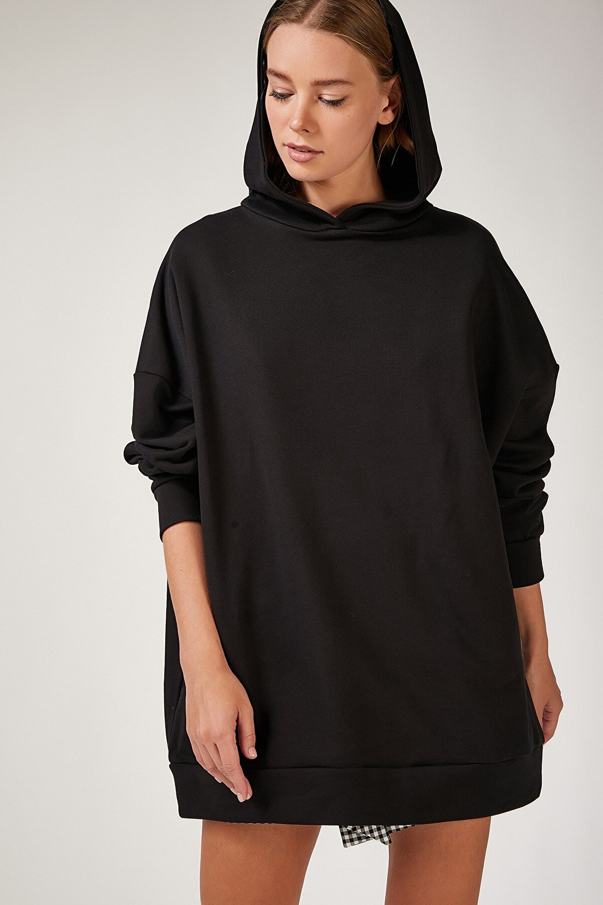 Happiness İstanbul Kadın Siyah Kapüşonlu Oversize Sweatshirt FN02305