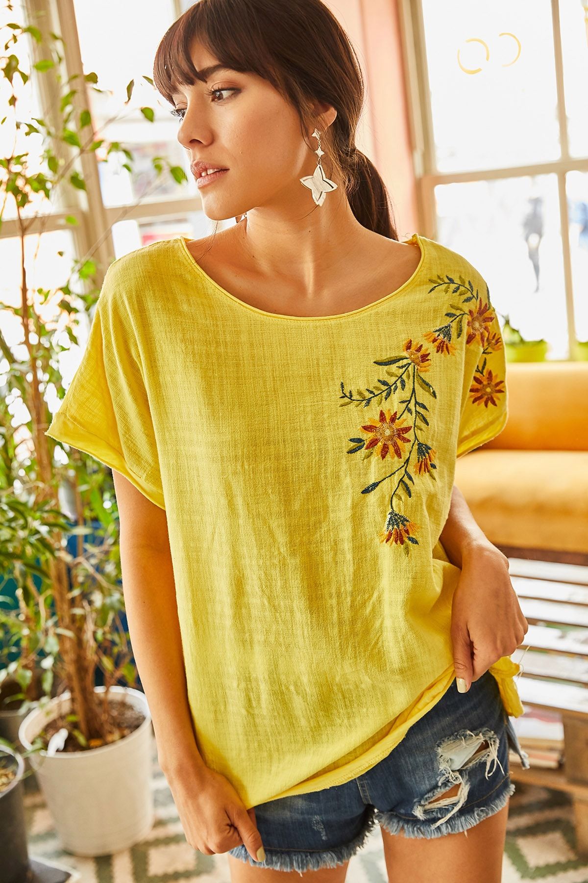 Olalook Kadın Sarı Çiçek Nakışlı Keten Bluz BLZ-19001470