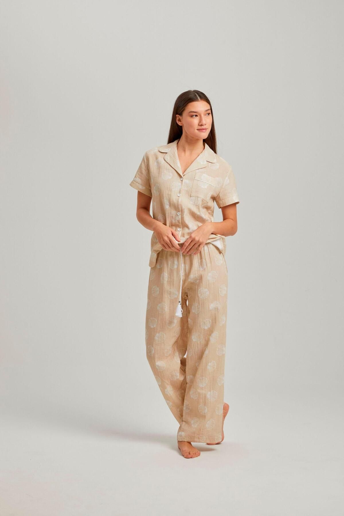 Pamuk Pamuk Bej Rengi Midye Desen Önden Düğmeli Pantolonlu Kadın Pamuk Pijama Takımı