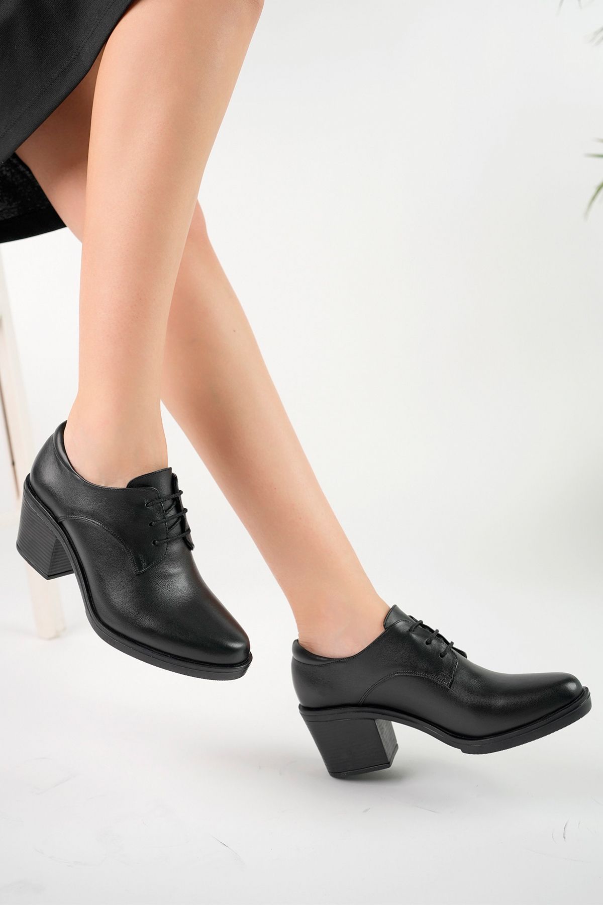 GRADA Siyah Hakiki Deri Kadın Bağcıklı Topuklu Ayakkabı Sivri Burun Deri Klasik Topuklu Bağcıklı Ayakkabı