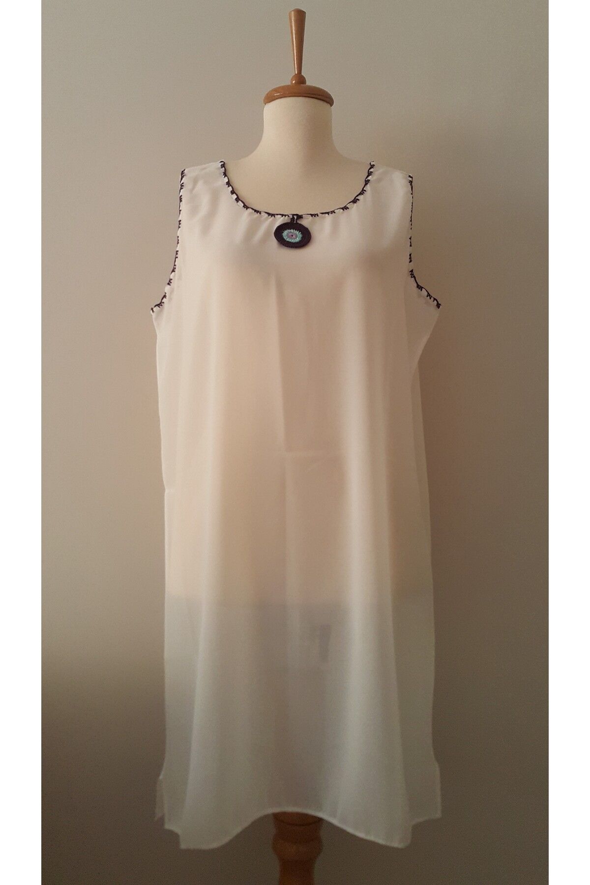 DOĞA TASARIM %100 El Emeği Kadın Işlemeli Nazar Oyalı Beyaz Yırtmaçlı Pikolu Kolsuz Trend Elbise