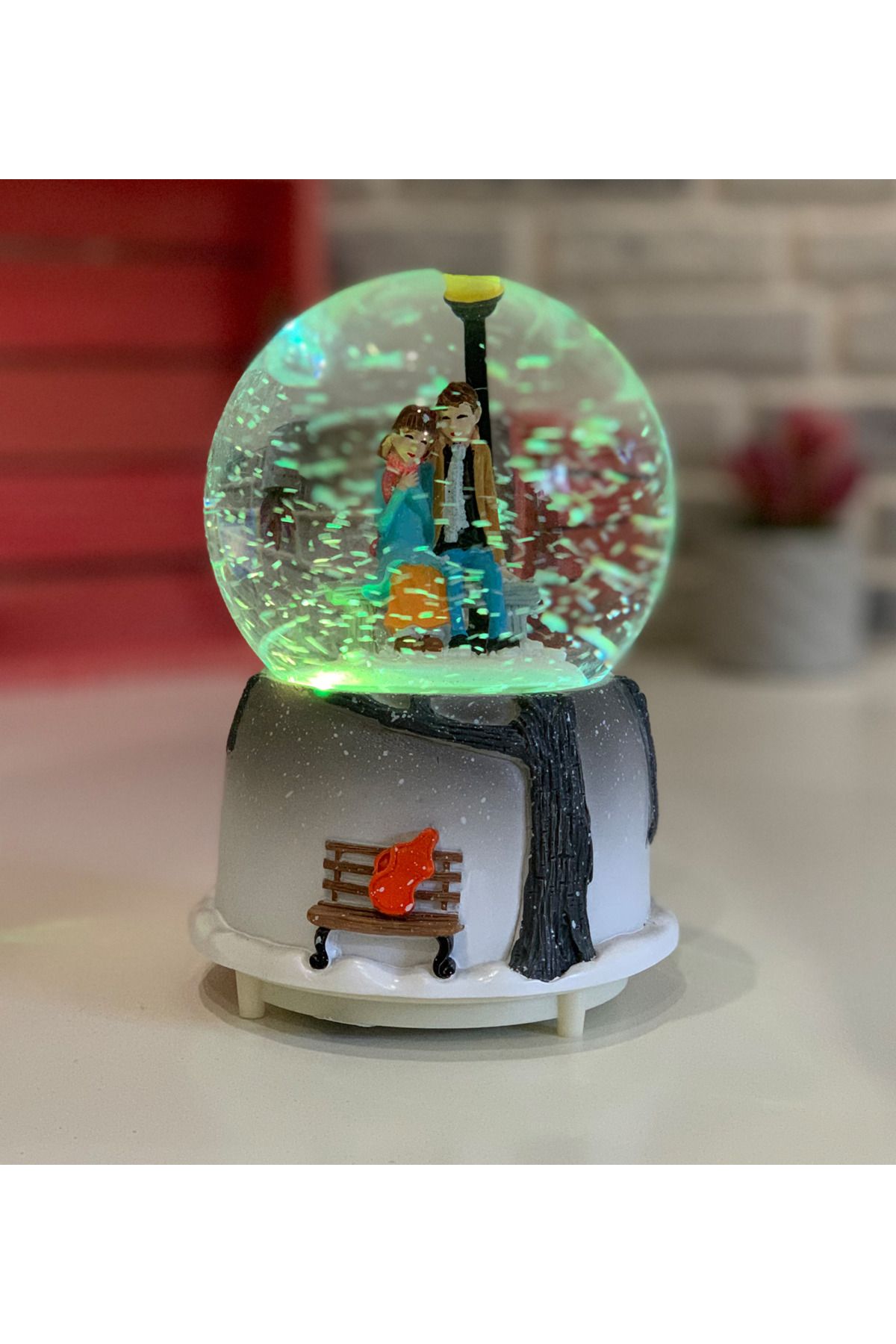 BY-LAMP Bankta Oturan Çift Hediye Işıklı ve Müzikli Kar Küresi