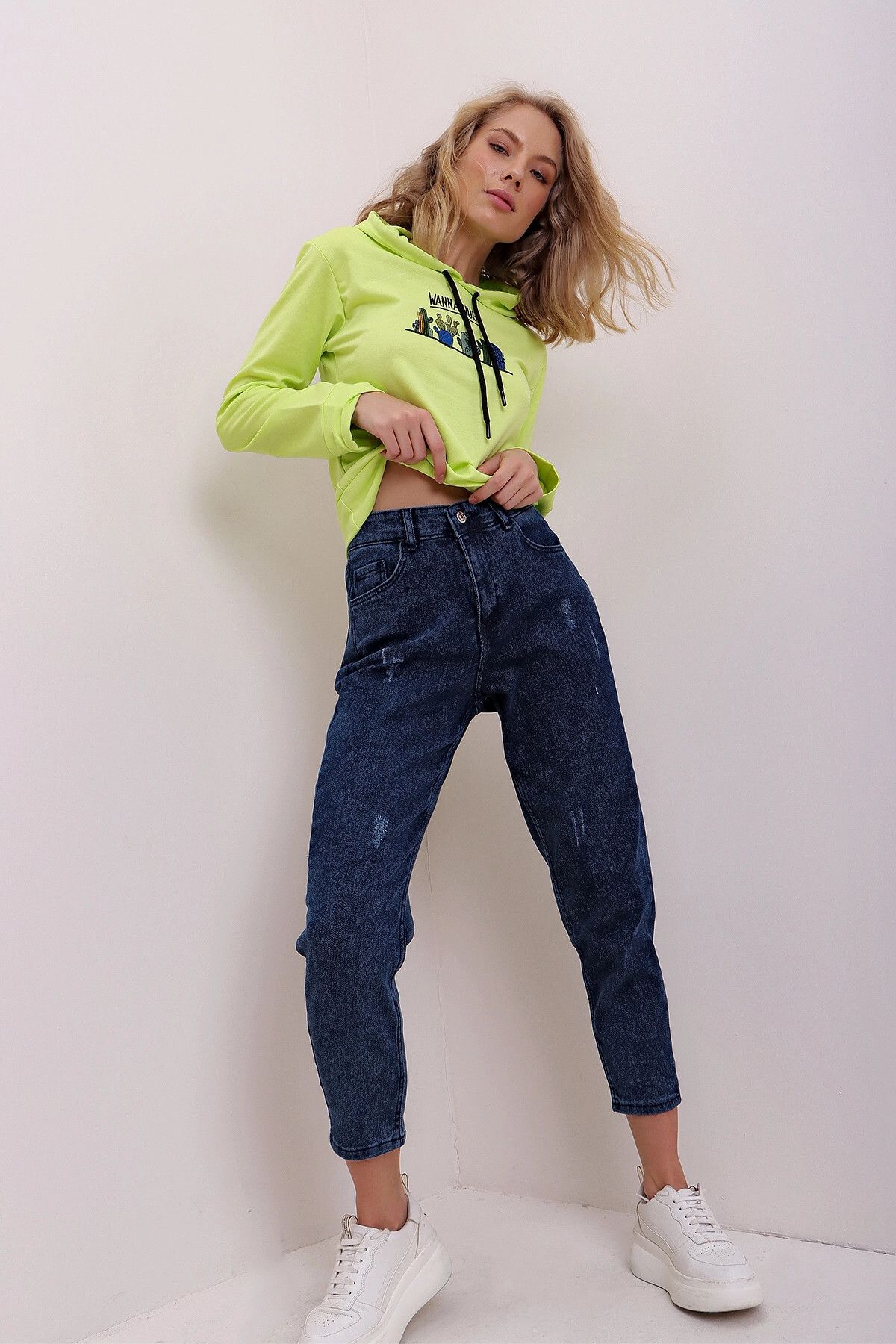 Trend Alaçatı Stili Yüksek Bel Yırtık Detaylı Likralı Mom Jean Pantolon Df00011