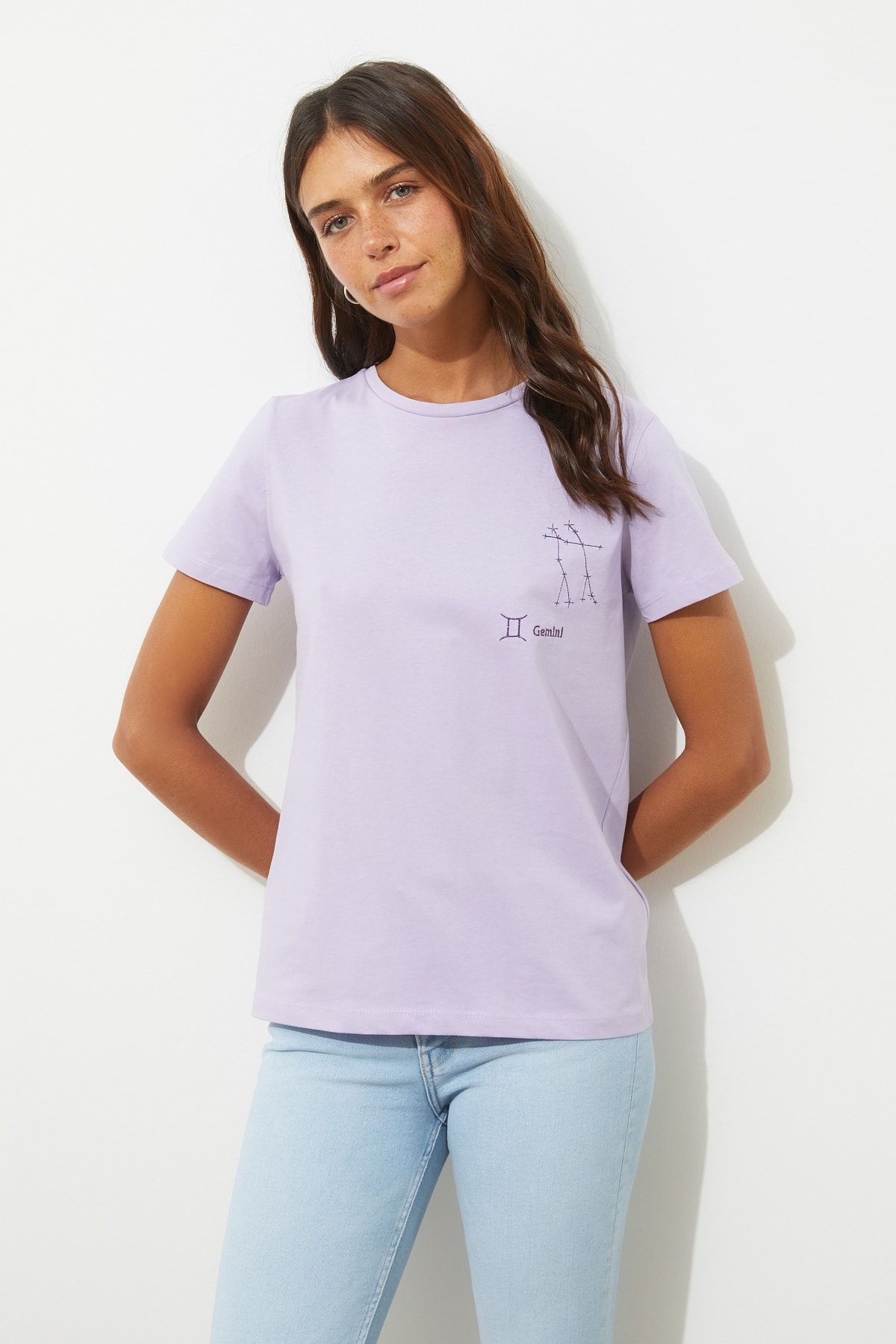 TRENDYOLMİLLA Lila İkizler Burç Nakışlı Basic Örme T-Shirt TWOSS20TS0293