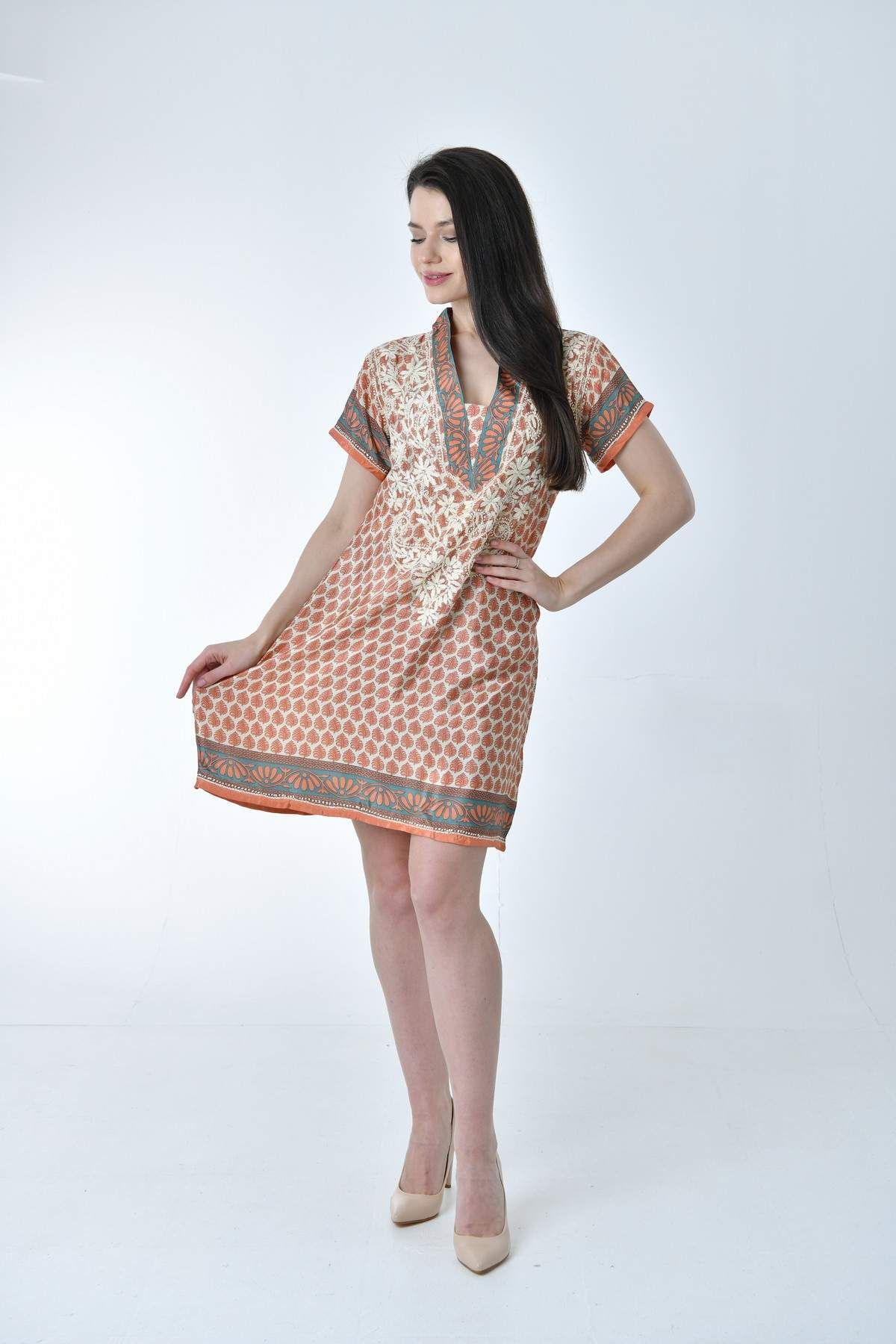 Gezgin tekstil ve aksesuar Ipek Elbise El Işleme Detaylı (COMFORTABLE CUT SILK DRESS WITH HAND EMBROIDERY DETAIL)