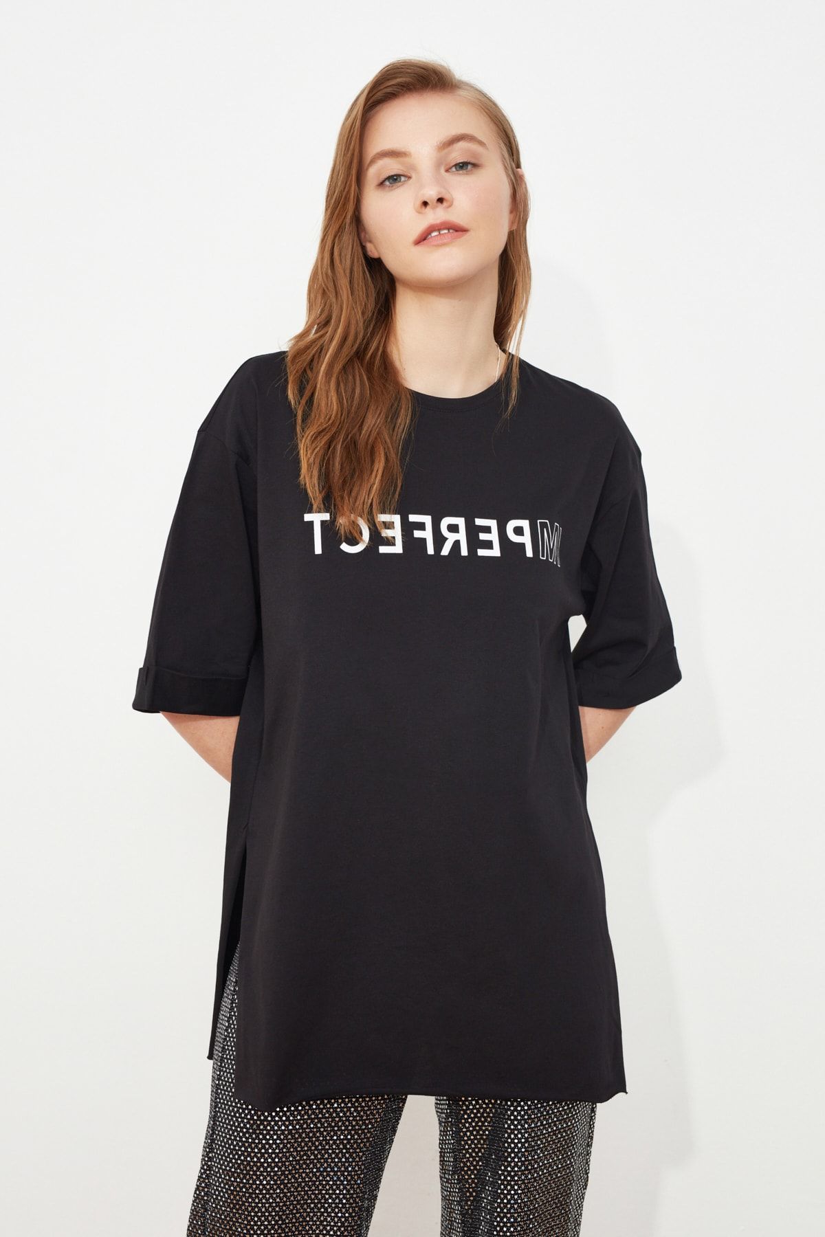 TRENDYOLMİLLA Siyah Baskılı Asimetrik Örme T-Shirt TWOSS20TS1547