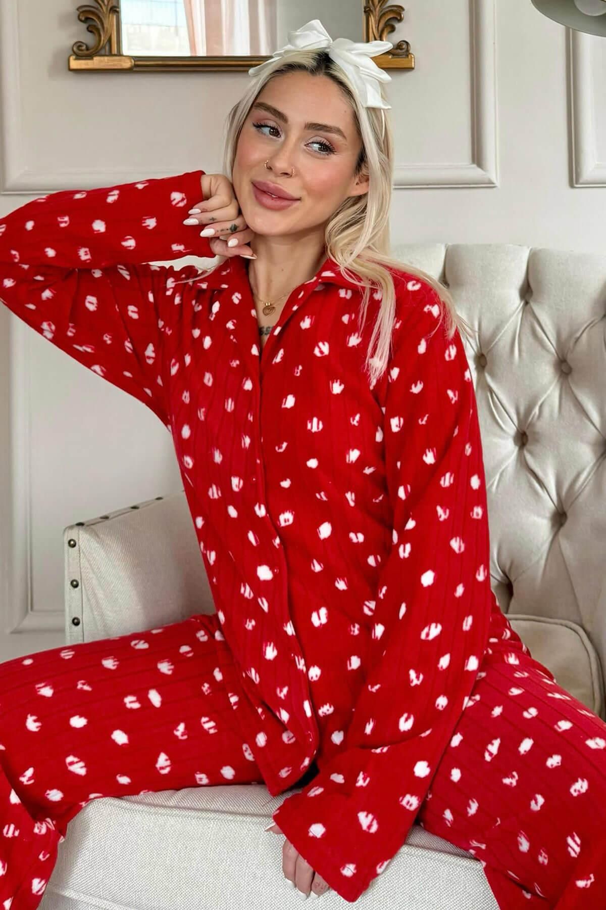 Pijamaevi Kırmızı Debesis Desenli Önden Düğmeli Peluş Polar Pijama Takımı