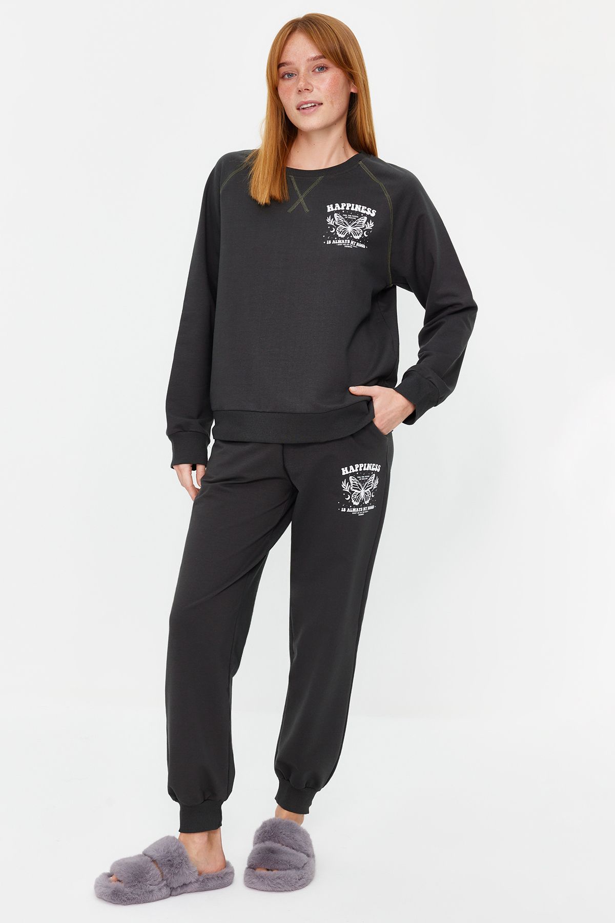 TRENDYOLMİLLA Antrasit Pamuklu Baskılı Sweatshirt-Jogger Örme Pijama Takımı THMAW24PT00319