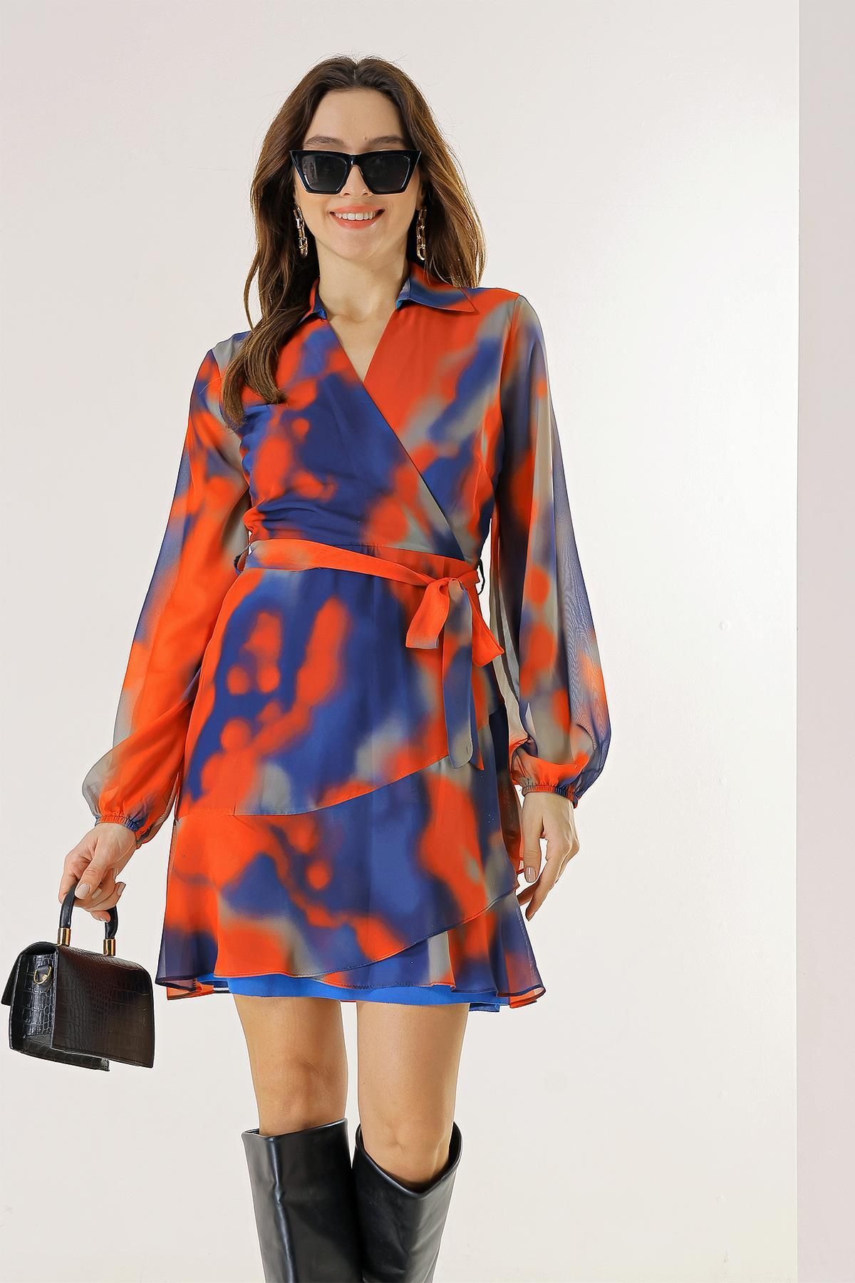 By Saygı Polo Kruvaze Yaka Astarlı Beli Kuşaklı Batik Şifon Elbise