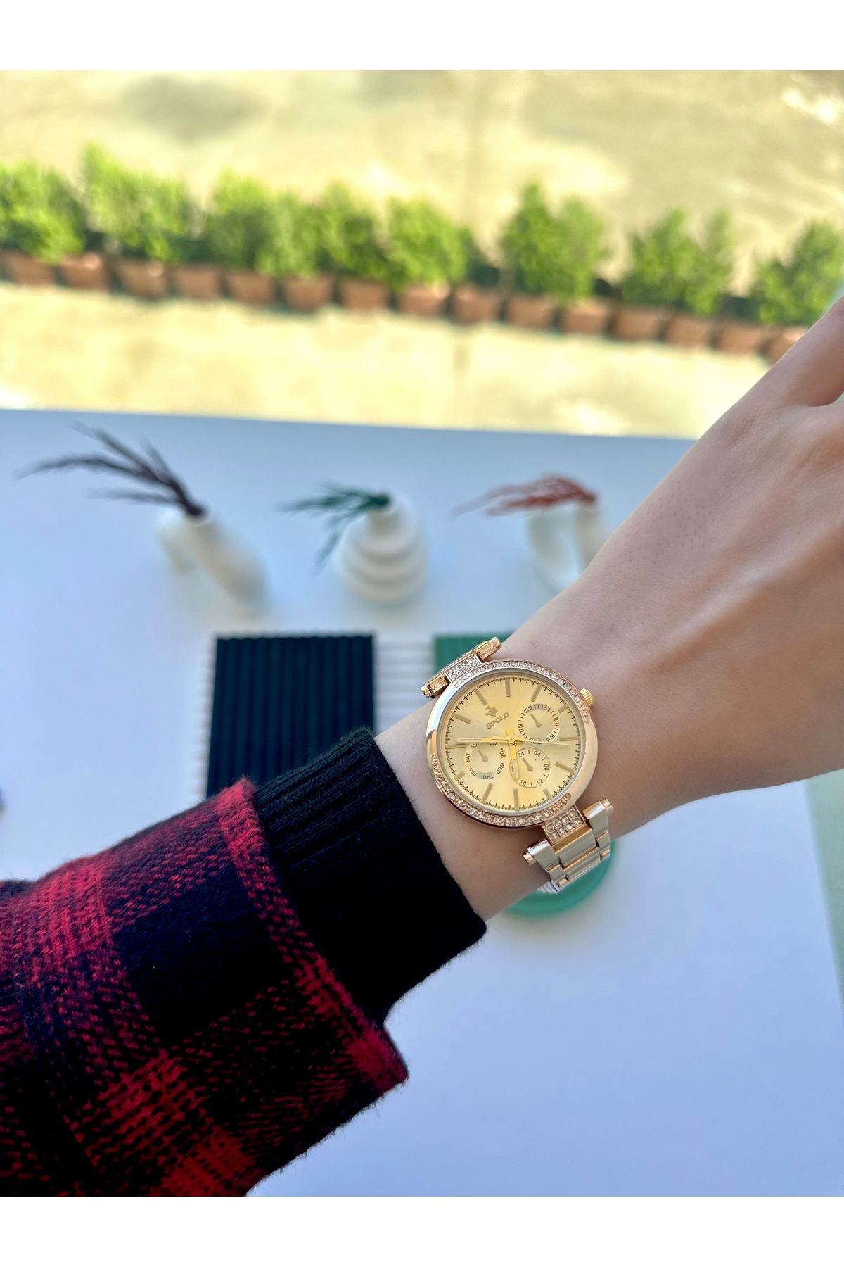Arzu Butik Kadın kol saati taşlı vintage model metal kordon altın sarısı renk
