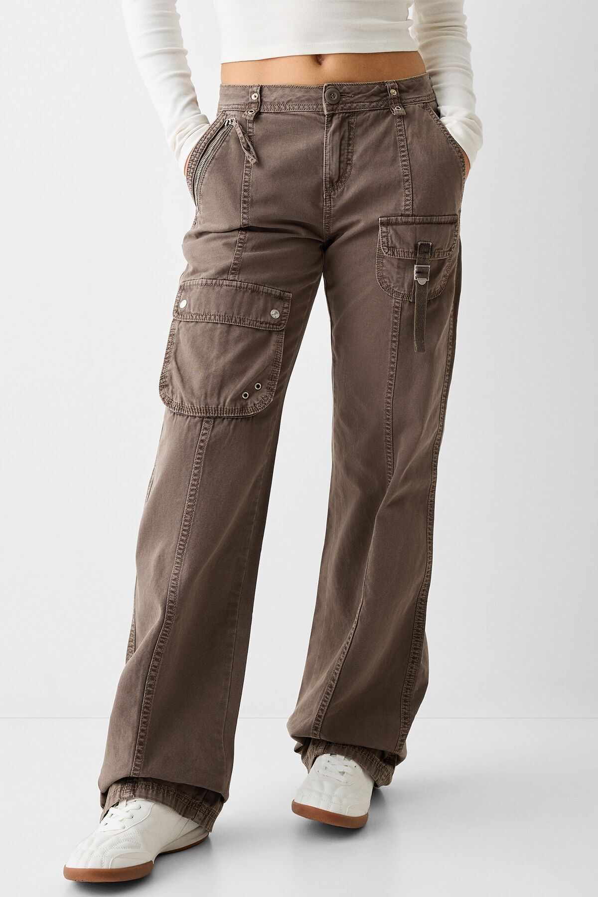 Bershka Kayış detaylı low waist pamuklu kargo pantolon