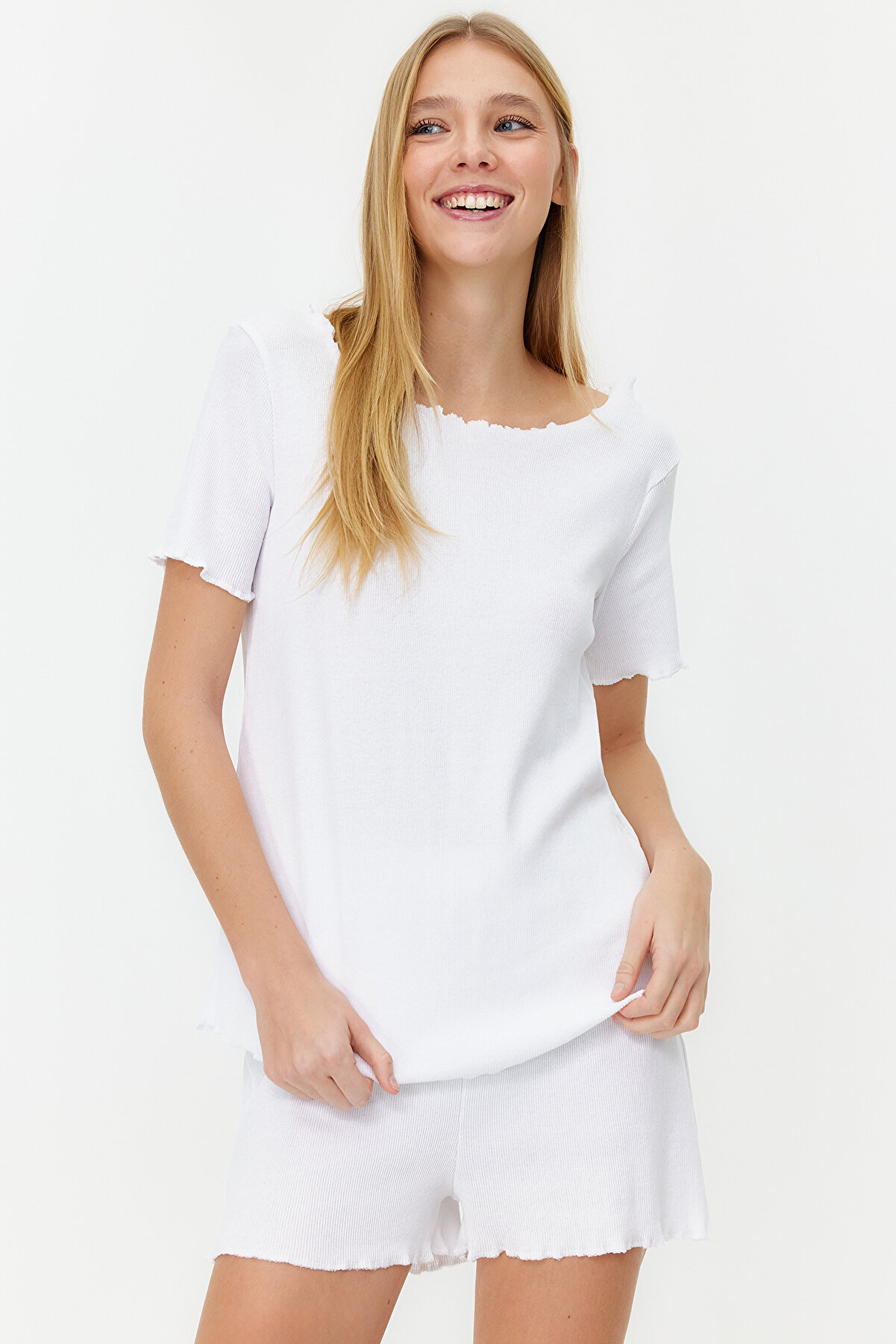 TRENDYOLMİLLA Beyaz Fitilli T-shirt-Şort Örme Pijama Takımı THMSS21PT0259