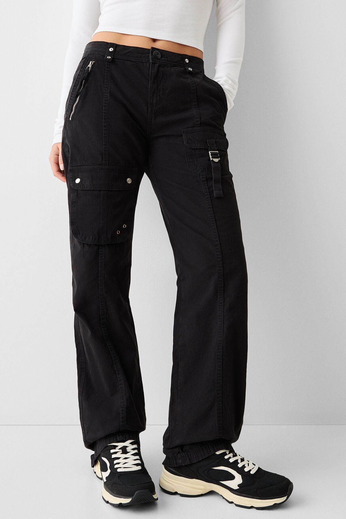 Bershka Kayış detaylı low waist pamuklu kargo pantolon