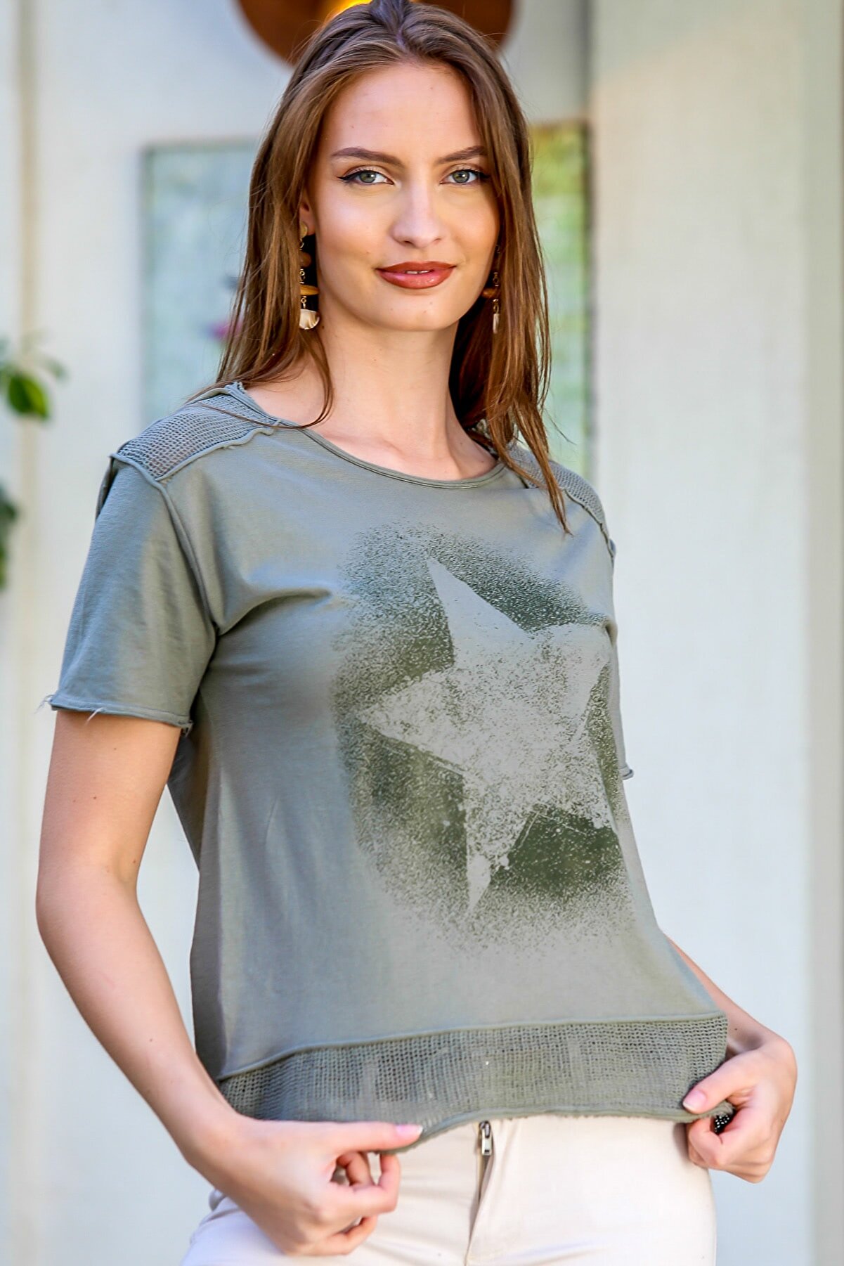 Chiccy Kadın Haki Sıfır Yaka Omzu Ve Etek Ucu File Detaylı Yıldız Baskılı Yıkamalı T-Shirt M10010300TS98209