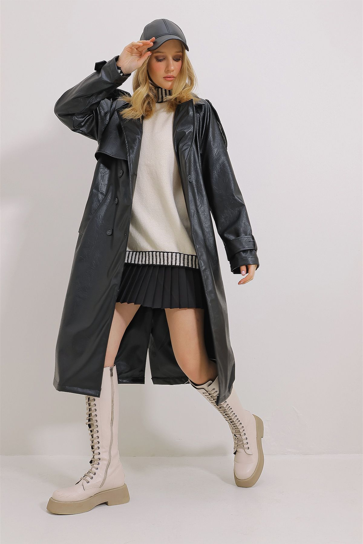 Trend Alaçatı Stili Kadın Siyah Uzun Kemerli İçi Astarlı Deri Palto ALC-X11465