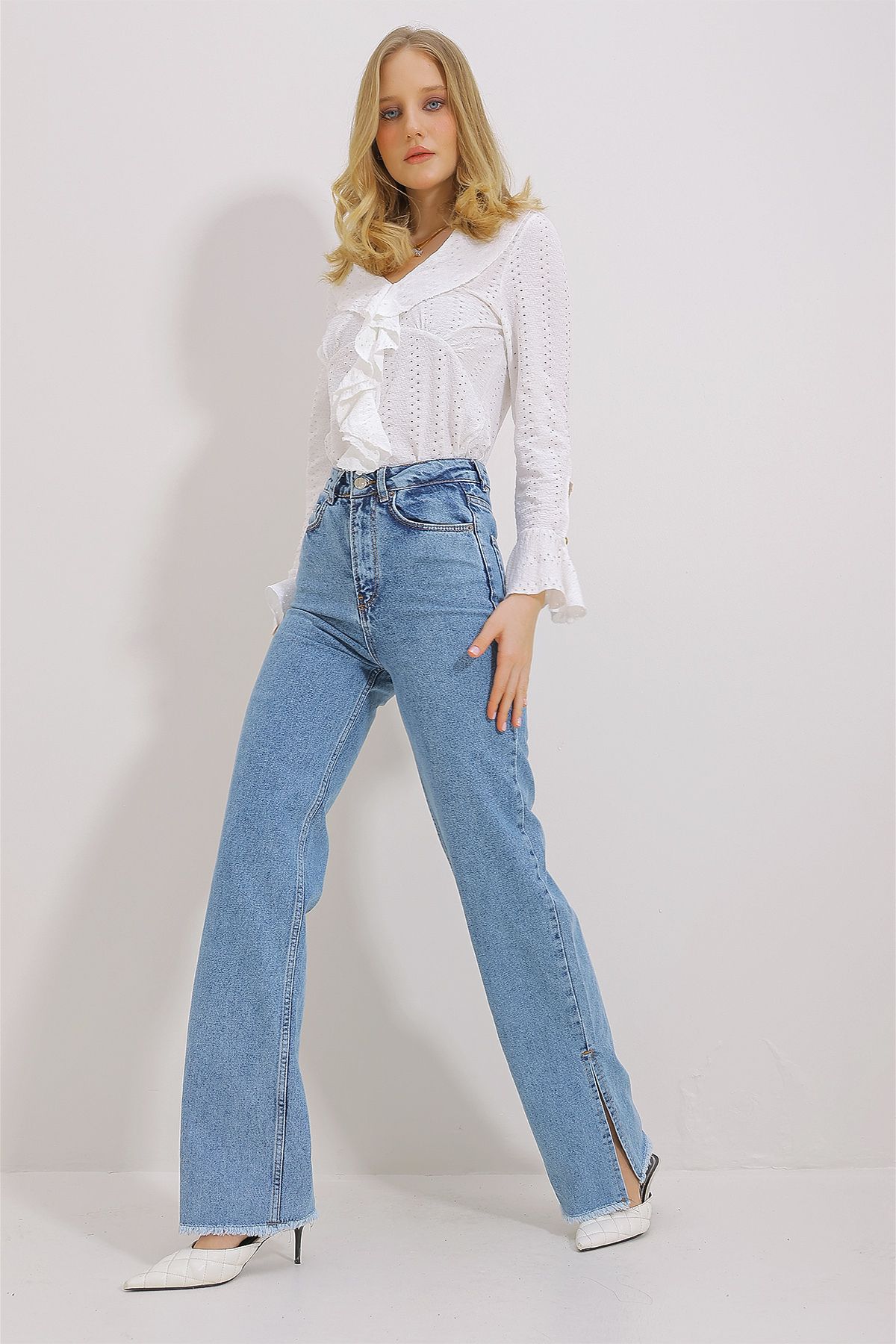 Trend Alaçatı Stili Kadın Mavi Yüksek Bel Yanları Yırtmaçlı Wide Leg Jean Pantolon ALC-X11472