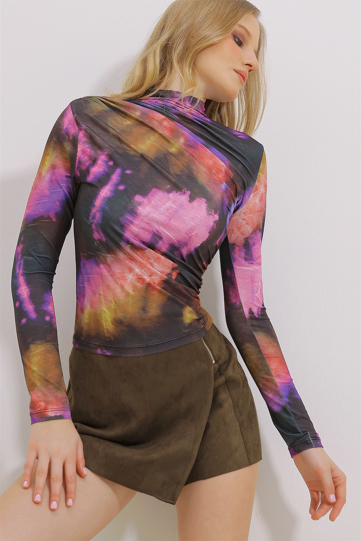 Trend Alaçatı Stili Kadın Mor Dik Yaka Omzu Büzgülü Drapeli Desenli Bluz ALC-X11131