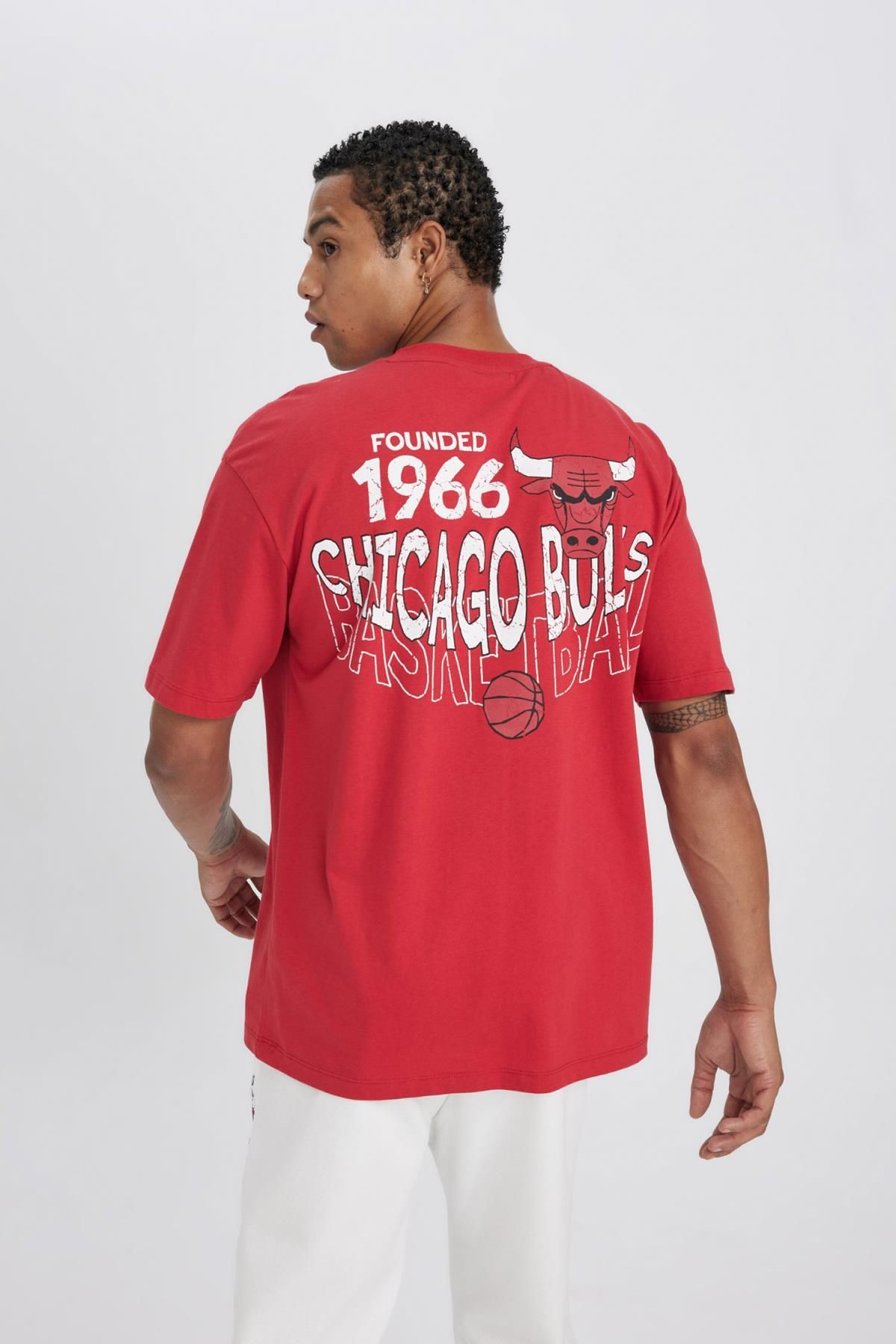 Defacto Fit Nba Chicago Bulls Boxy Fit Bisiklet Yaka Kısa Kollu Tişört B3921ax24sp