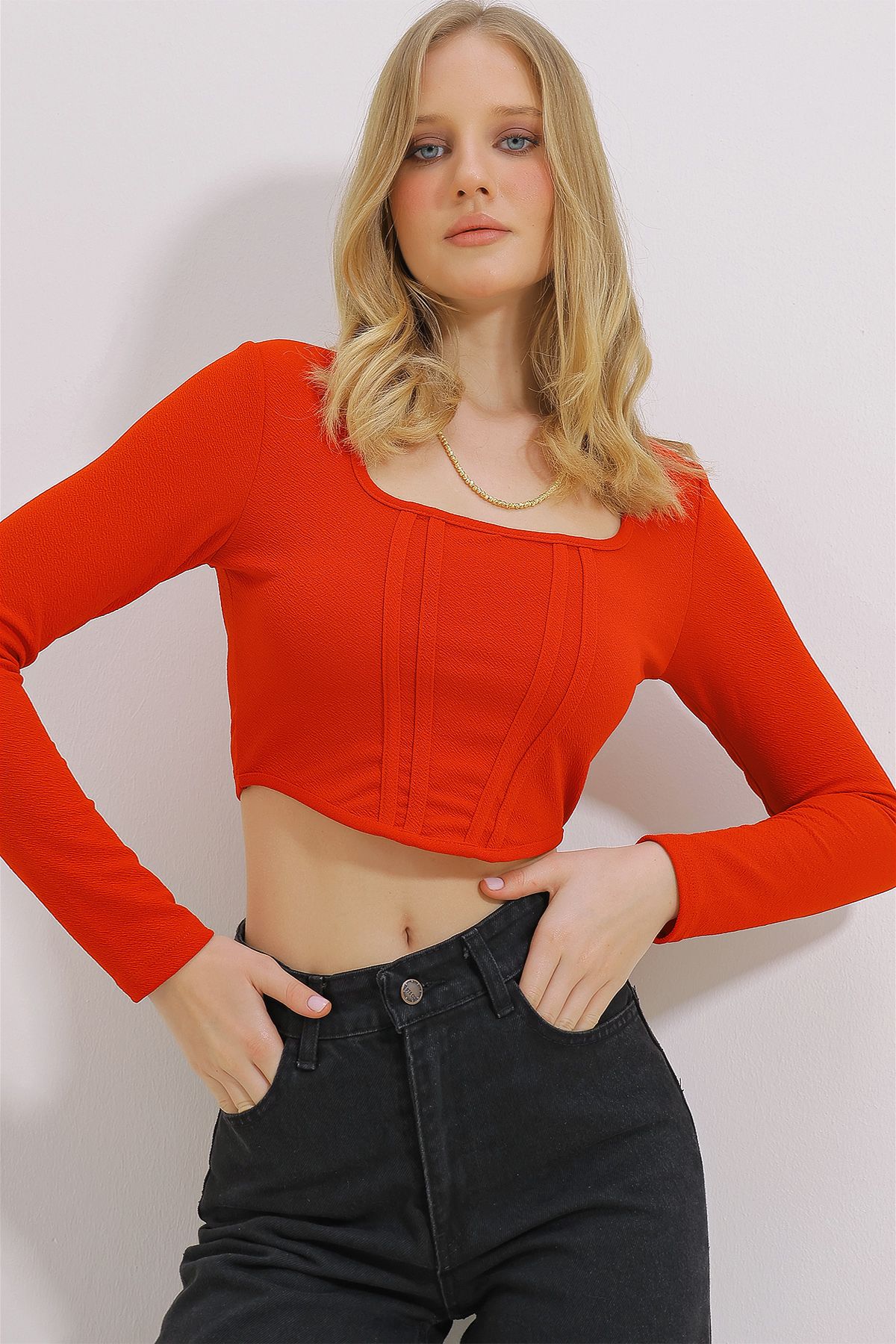 Trend Alaçatı Stili Kadın Kırmızı Kare Yaka Önü Dikişli Crop Bluz ALC-X11437
