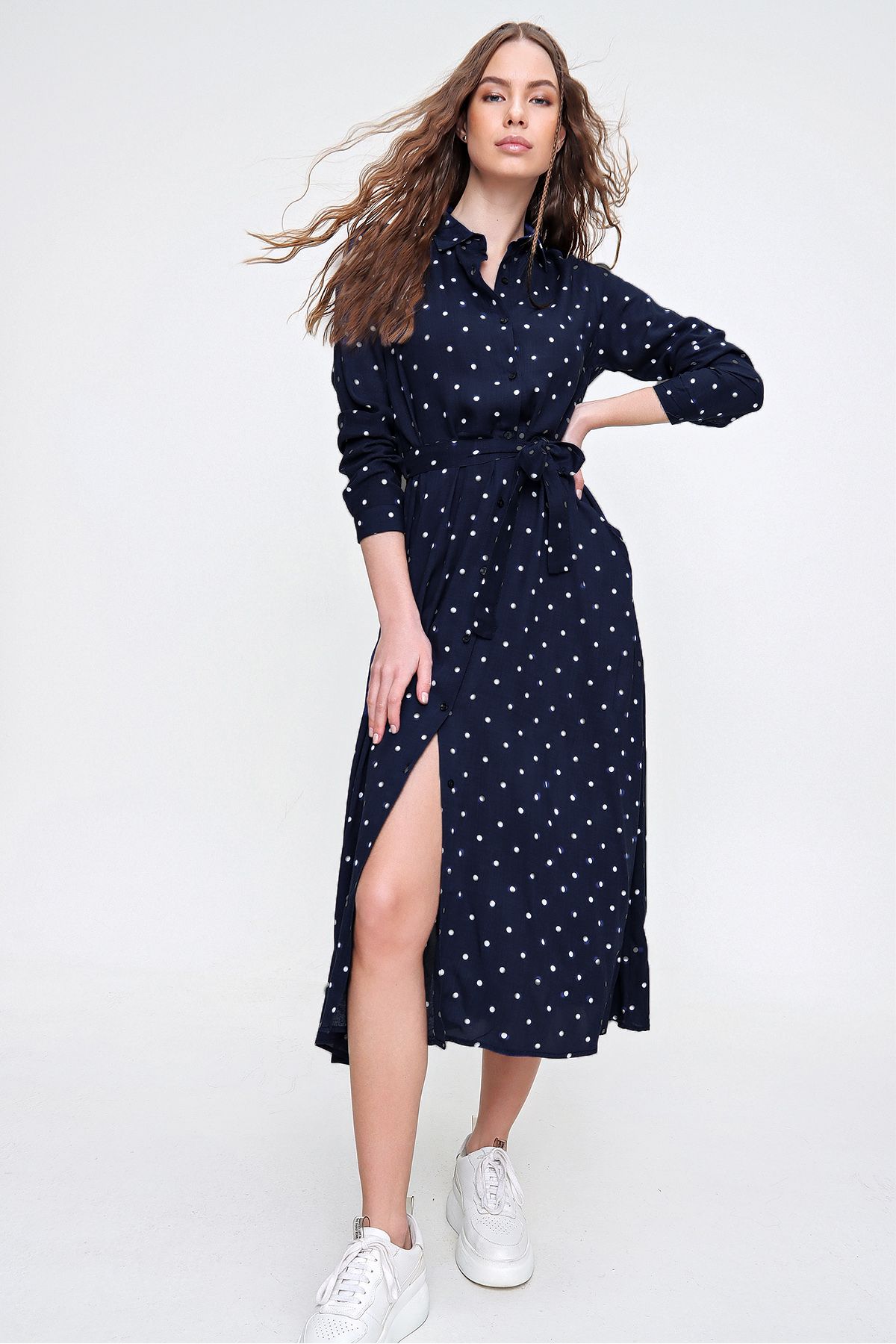 Trend Alaçatı Stili Kadın Okyanus Mavisi Puantiye Desenli Dokuma Viscon Gömlek Elbise ALC-X6247