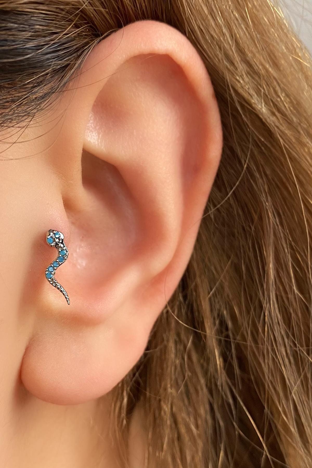 Takıştır Gümüş Renk Yılan Figürlü Taş Detaylı Cerrahi Çelik Tragus/Kıkırdak Küpe/Piercing (Tek)