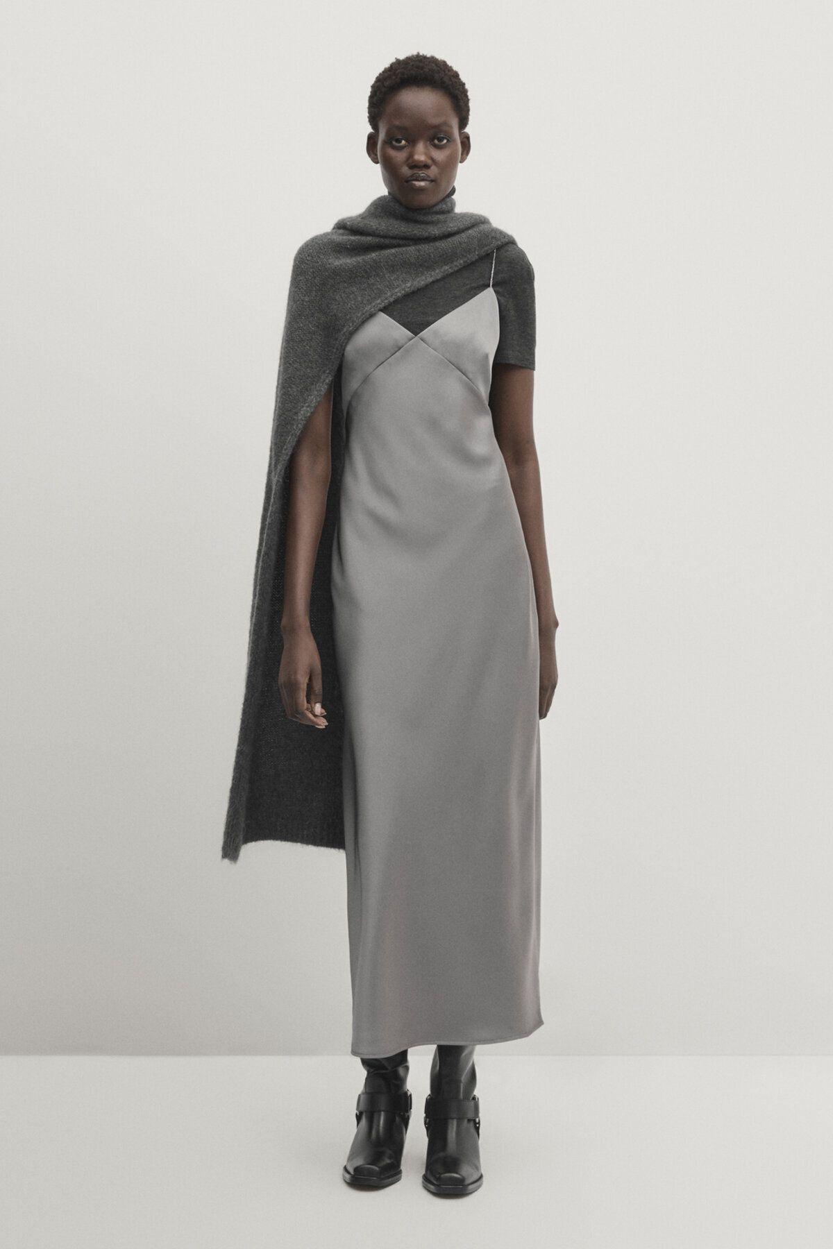 Massimo Dutti STUDIO - Parlak taşlı askılı saten elbise