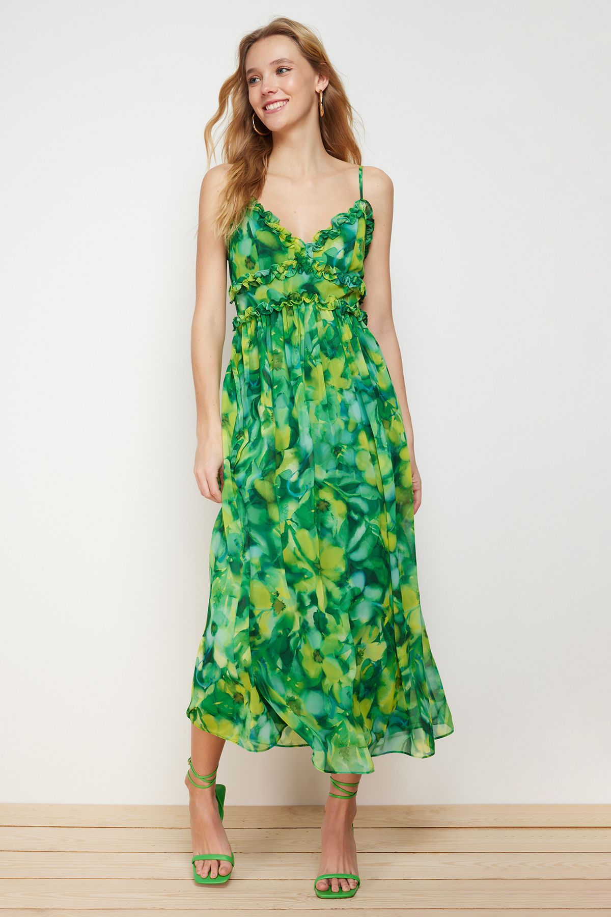 TRENDYOLMİLLA Yeşil Çiçek Desenli A-Kesim Fırfır Detaylı Astarlı Şifon Maxi Dokuma Elbise TWOSS23EL02013