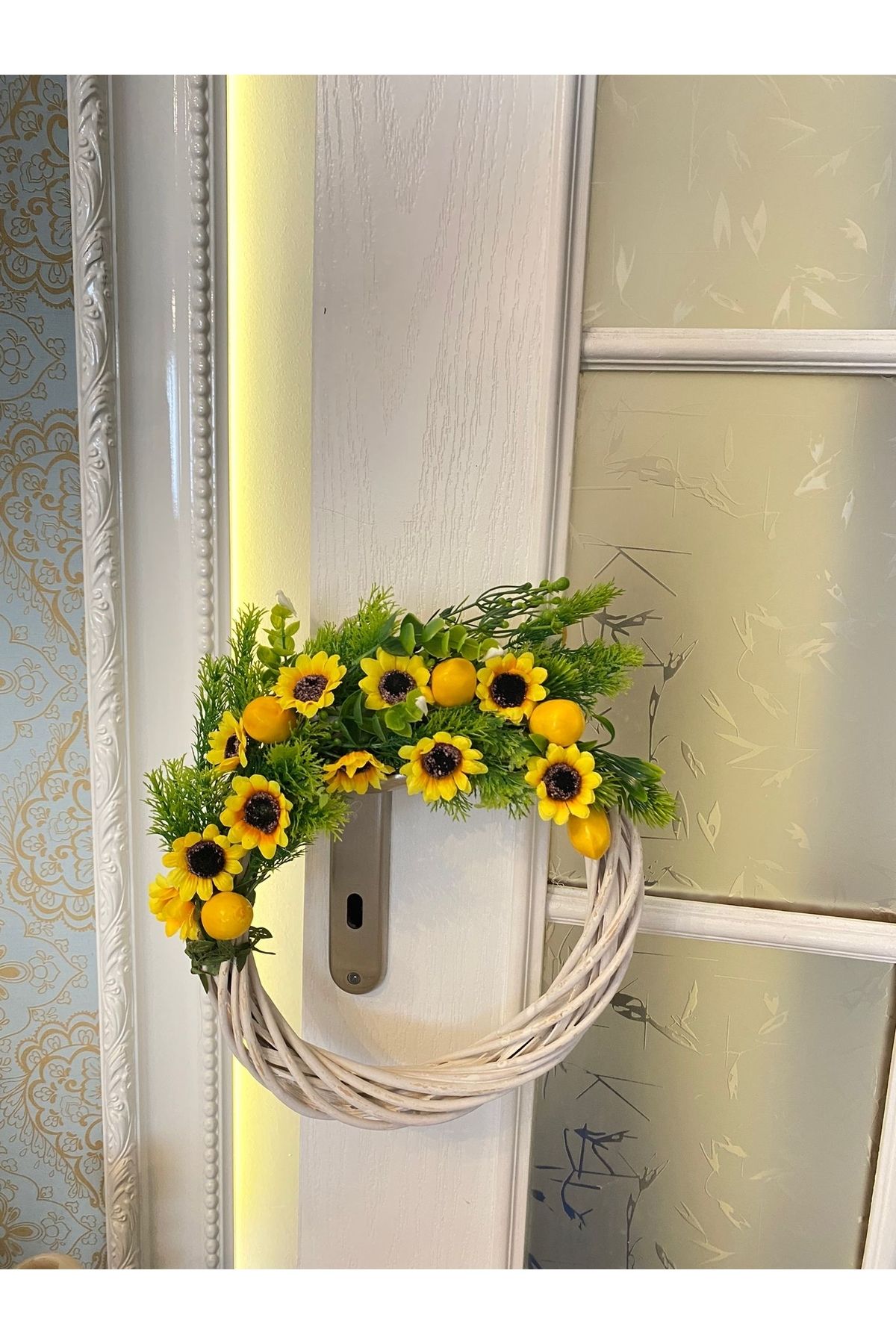 Ayd Home Limonlu Sarı Çiçekli Kapı Süsü Çelengi 25 Cm Dekor Dış Kapı Beyaz Ahşap Anneler Günü Mother