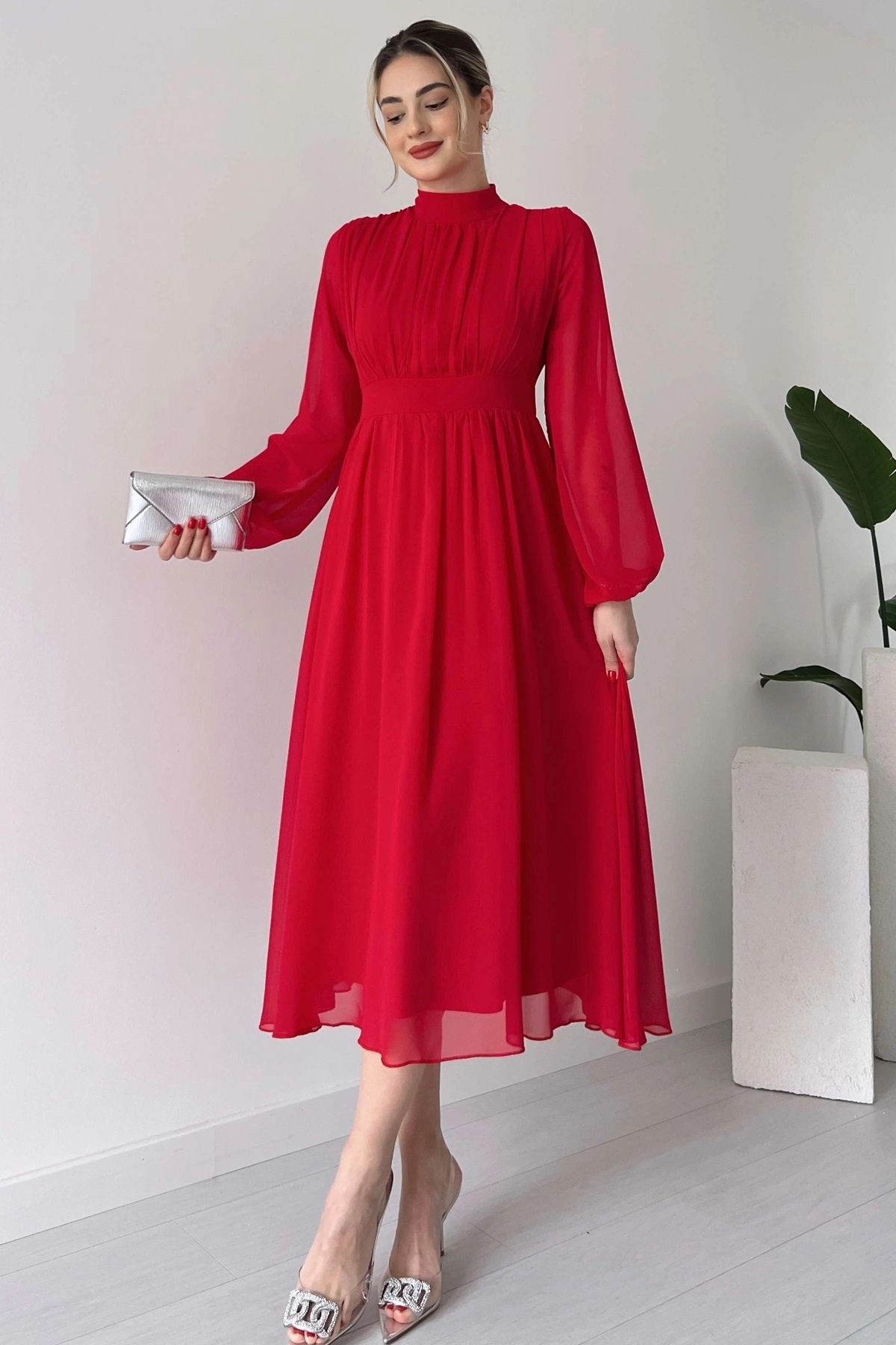 lovebox Astarlı Şifon Kumaş Dik Yaka Kloş Kesim Uzun Kollu Midi Boy Kırmızı Abiye Elbise 094