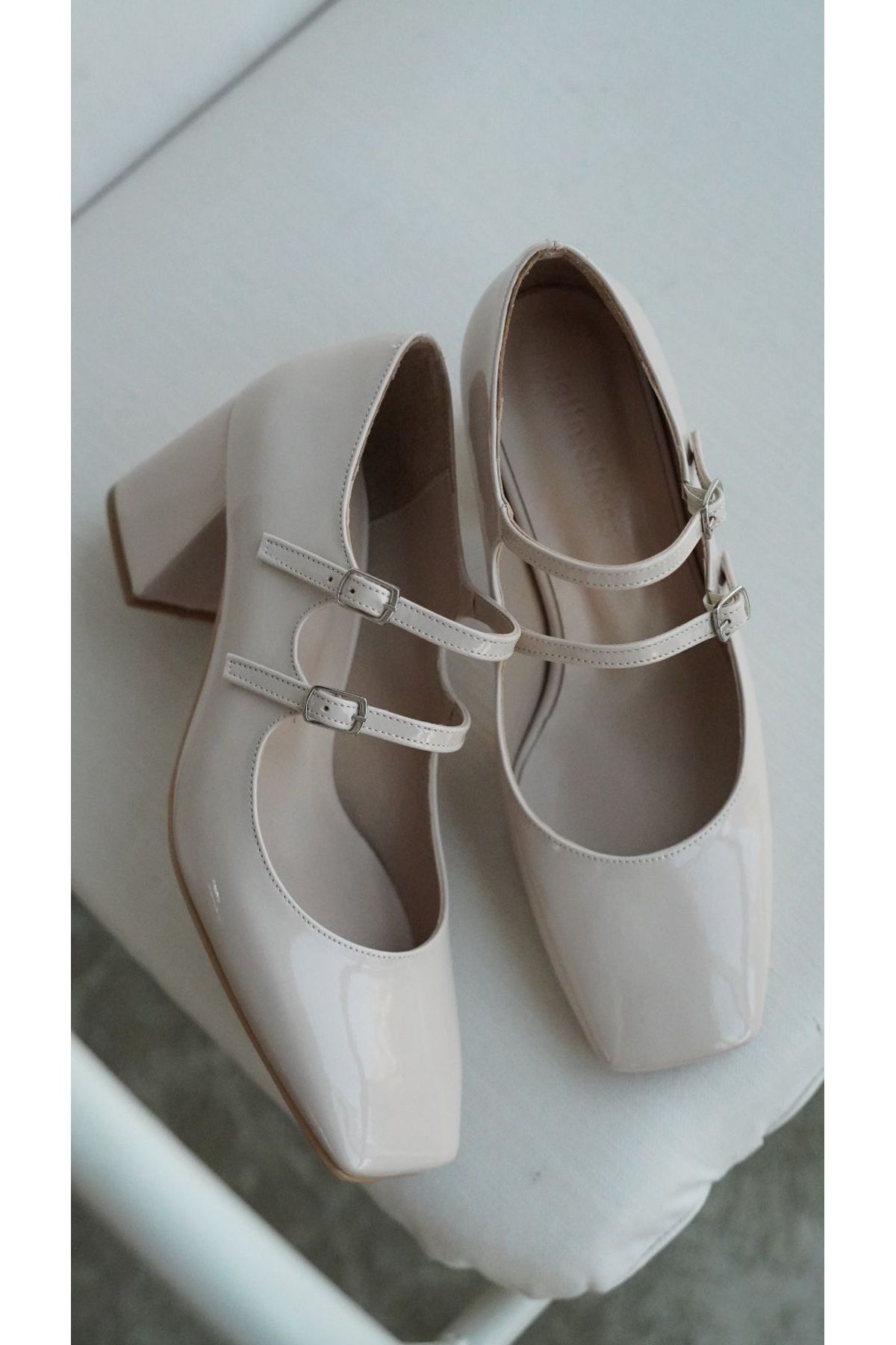 selinshoes Dakota Çift Toka Detaylı Küt Burunlu Kadın Topuklu Ayakkabı - EKRU RUGAN