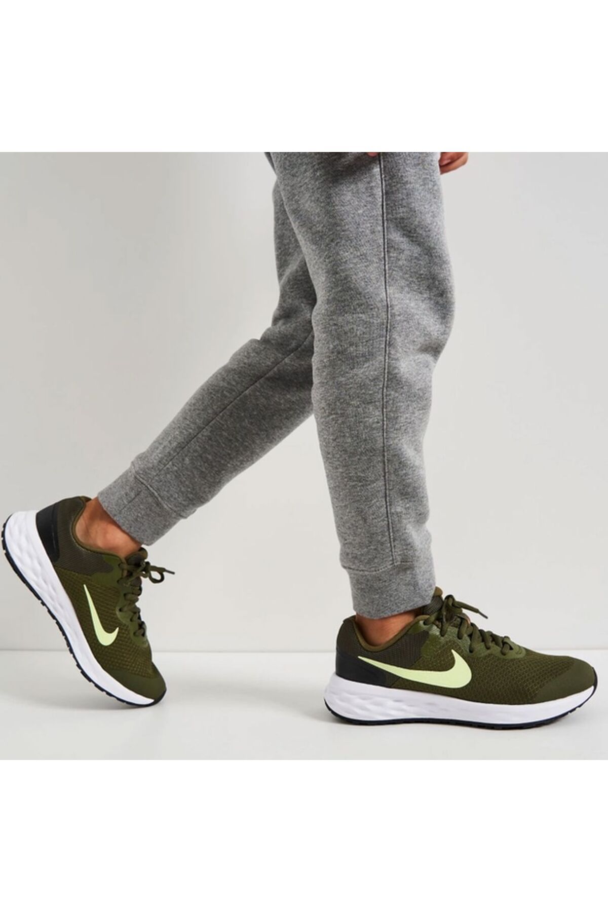 Nike Revolution 6NN Yeşil Genç Koşu Ayakkabısı