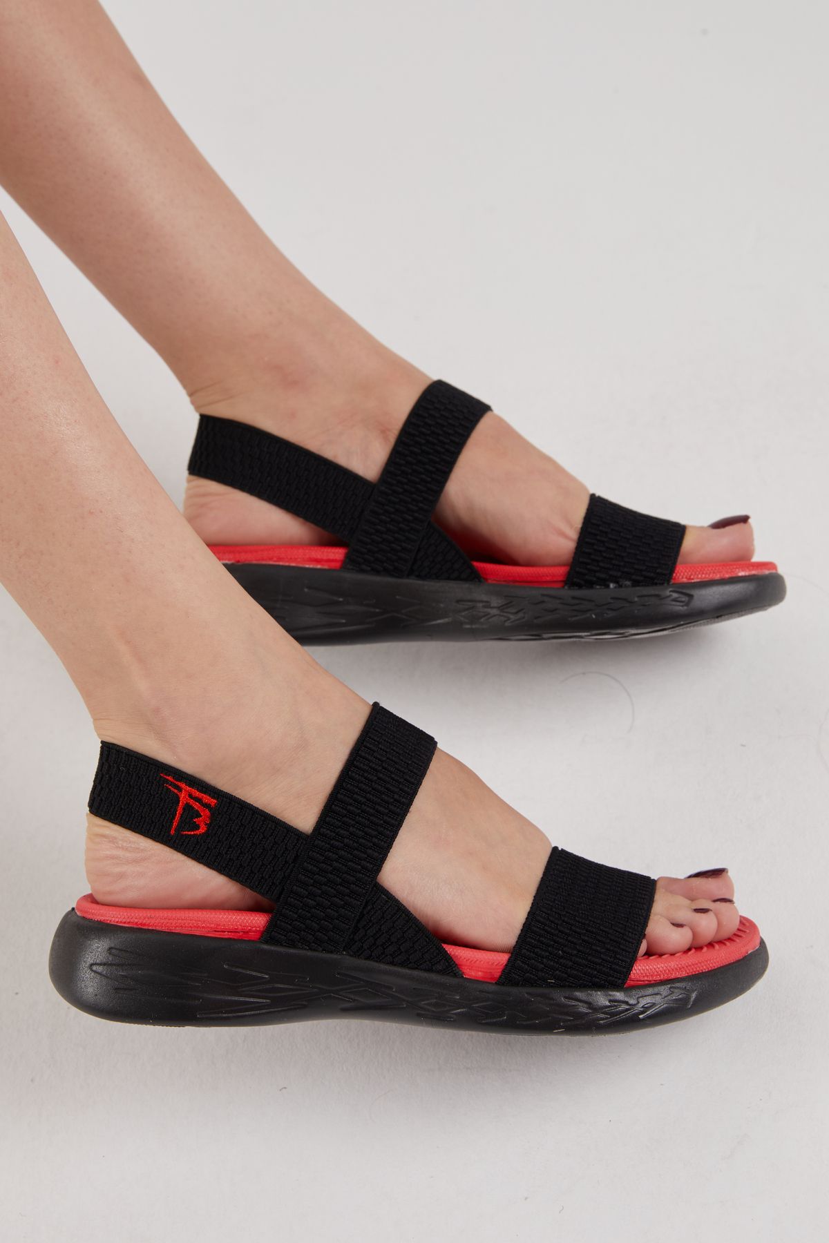 Tonny Black Kadın Siyah Kırmızı Lastikli Düz Rahat Kalıp Memory Taban Sandalet