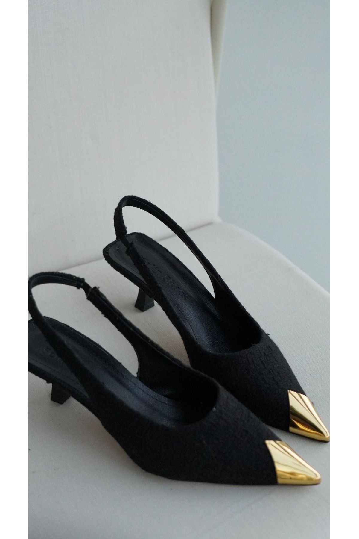 selinshoes Silvia Sivri Burunlu Lastikli Gold Detaylı Kadın Topuklu Ayakkabı - SİYAH TÜVİT