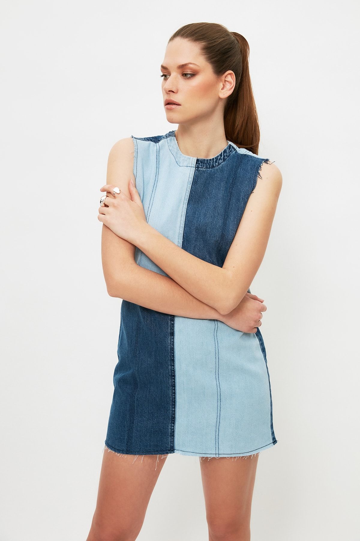 TRENDYOLMİLLA Mavi Renk Bloklu Mini Denim Elbise TWOSS21EL3133