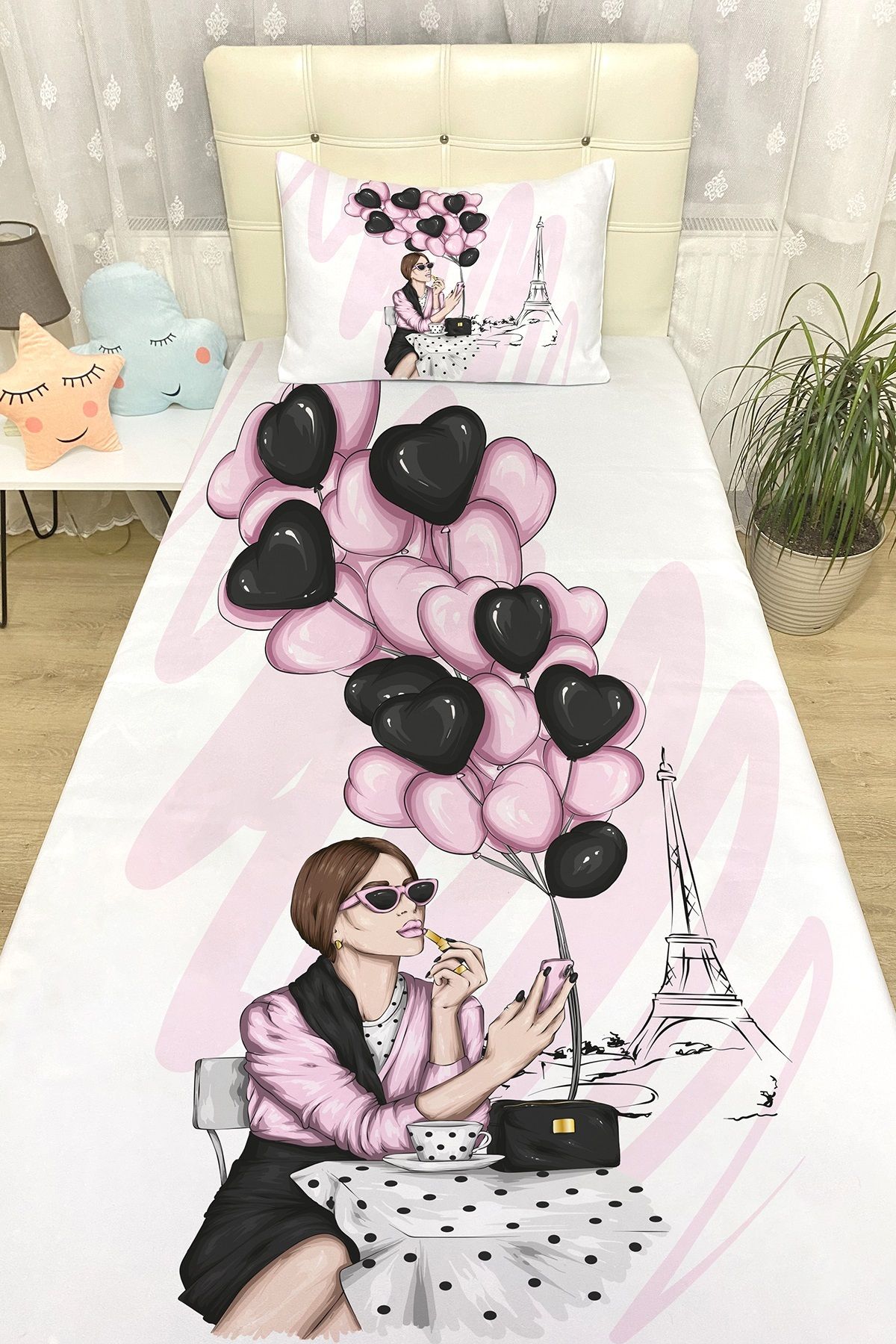 Evpanya Paristeki Pembe Balonlu Genç Kız Desenli Yatak Örtüsü ve Yastık Kılıfı