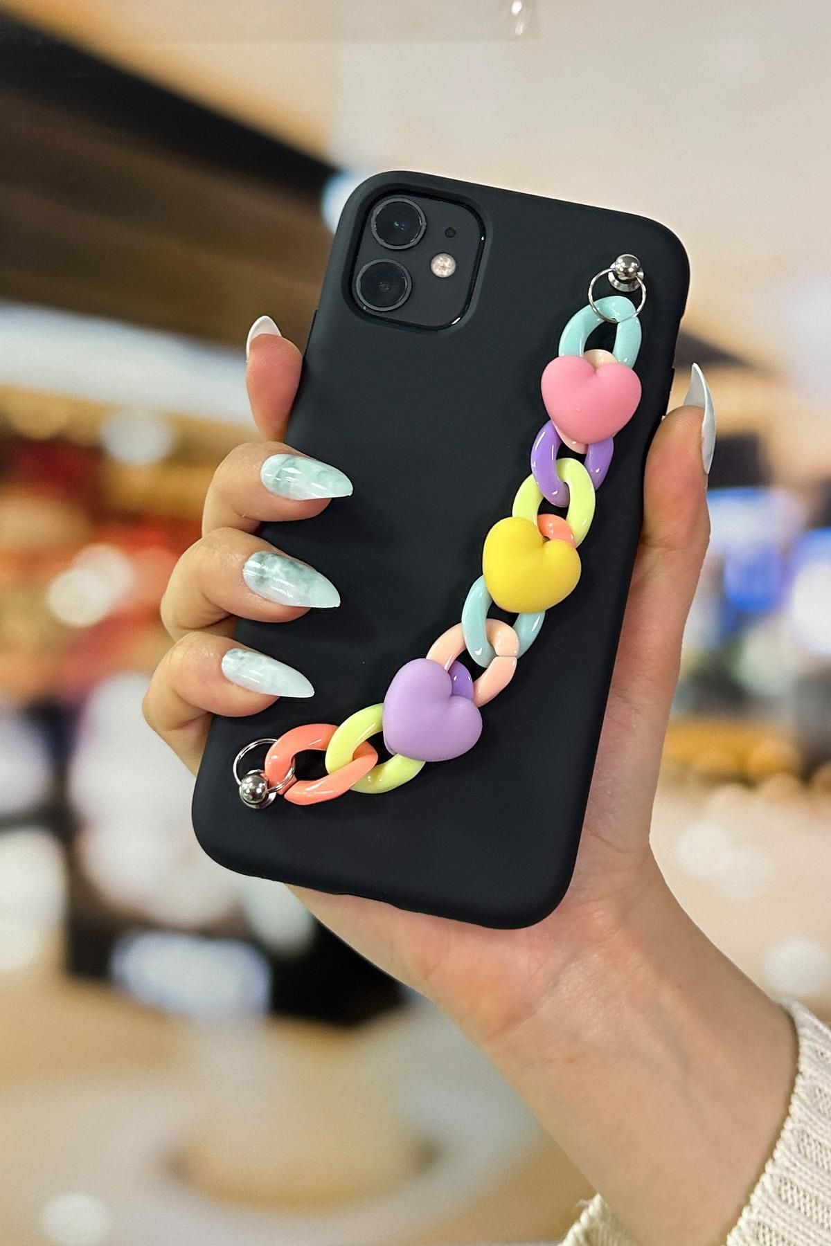 mooodcase iPhone 11 Uyumlu Kalpli Zincir Detaylı Premium Silikonlu Telefon Kılıfı