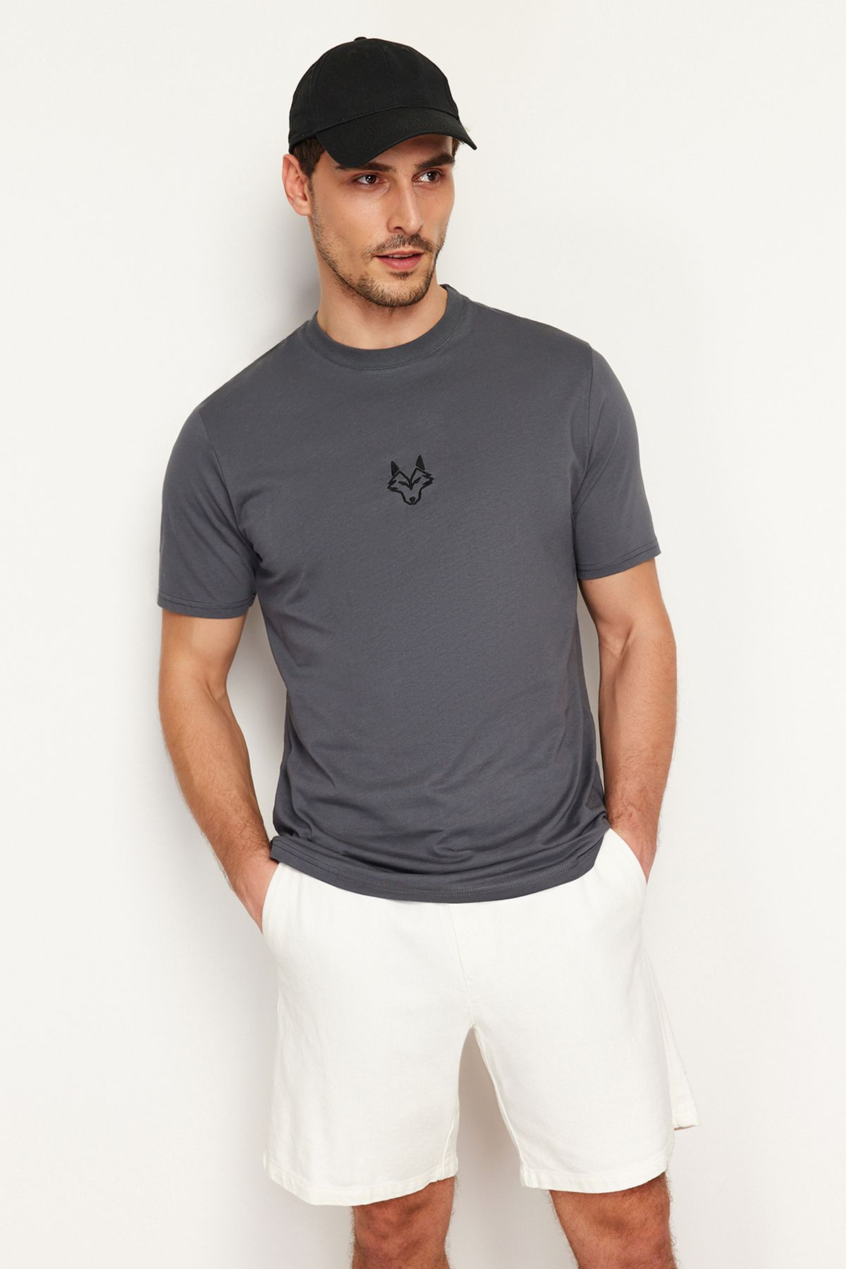 TRENDYOL MAN Antrasit  Regular/Normal Kesim Kurt Nakışlı %100 Pamuklu T-Shirt TMNSS24TS00056