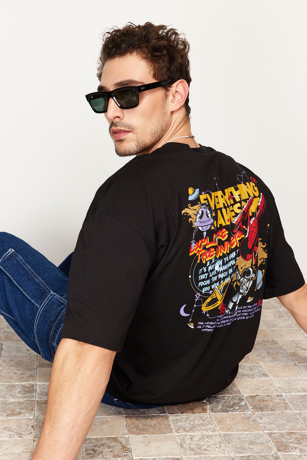 TRENDYOL MAN Siyah  Oversize Uzay Baskılı %100 Pamuklu T-Shirt TMNSS24TS00085