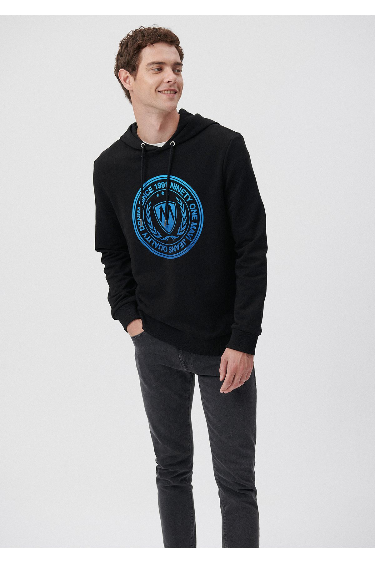 Mavi Logo Baskılı Kapüşonlu Siyah Sweatshirt 0611721-900