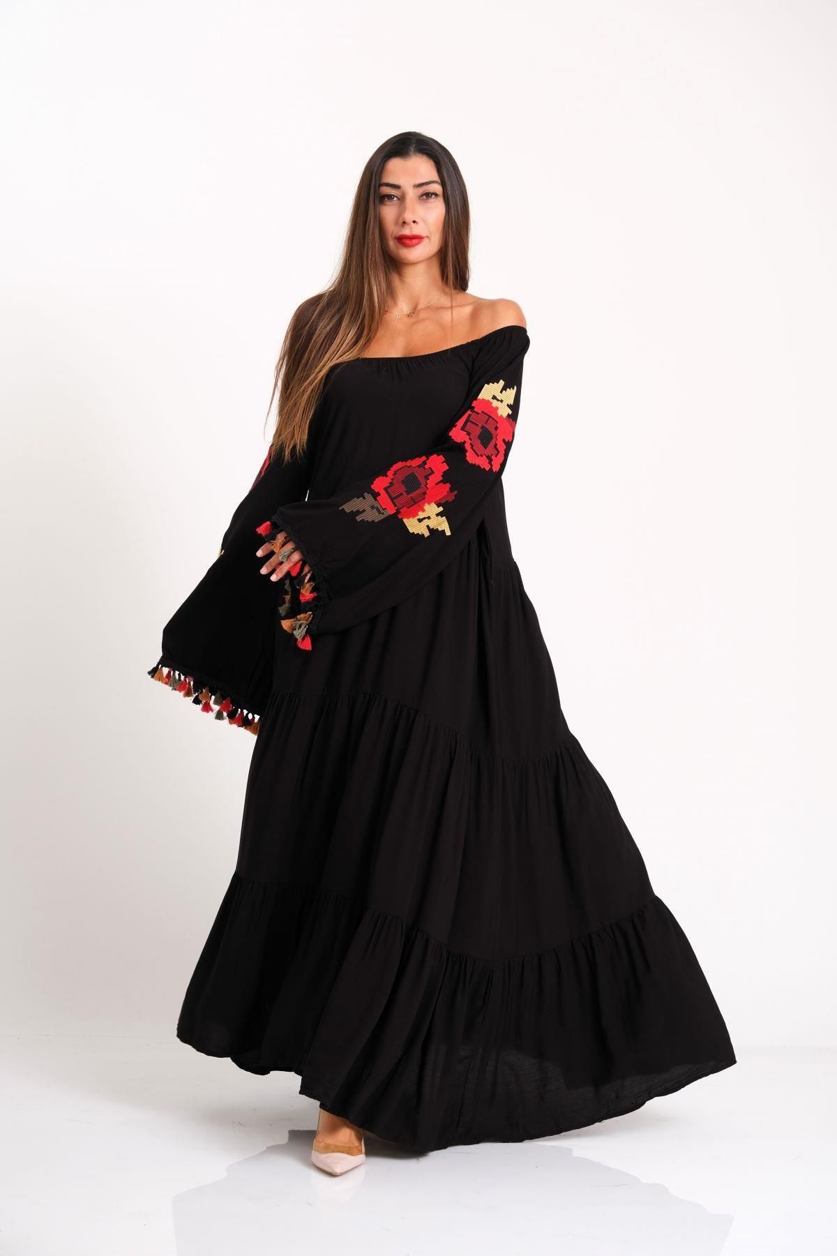 Keyifli Moda Kadın Siyah Carmen Yaka Kolları Çiçek Nakışlı Püsküllü Eteği Kat Kat Uzun Elbise