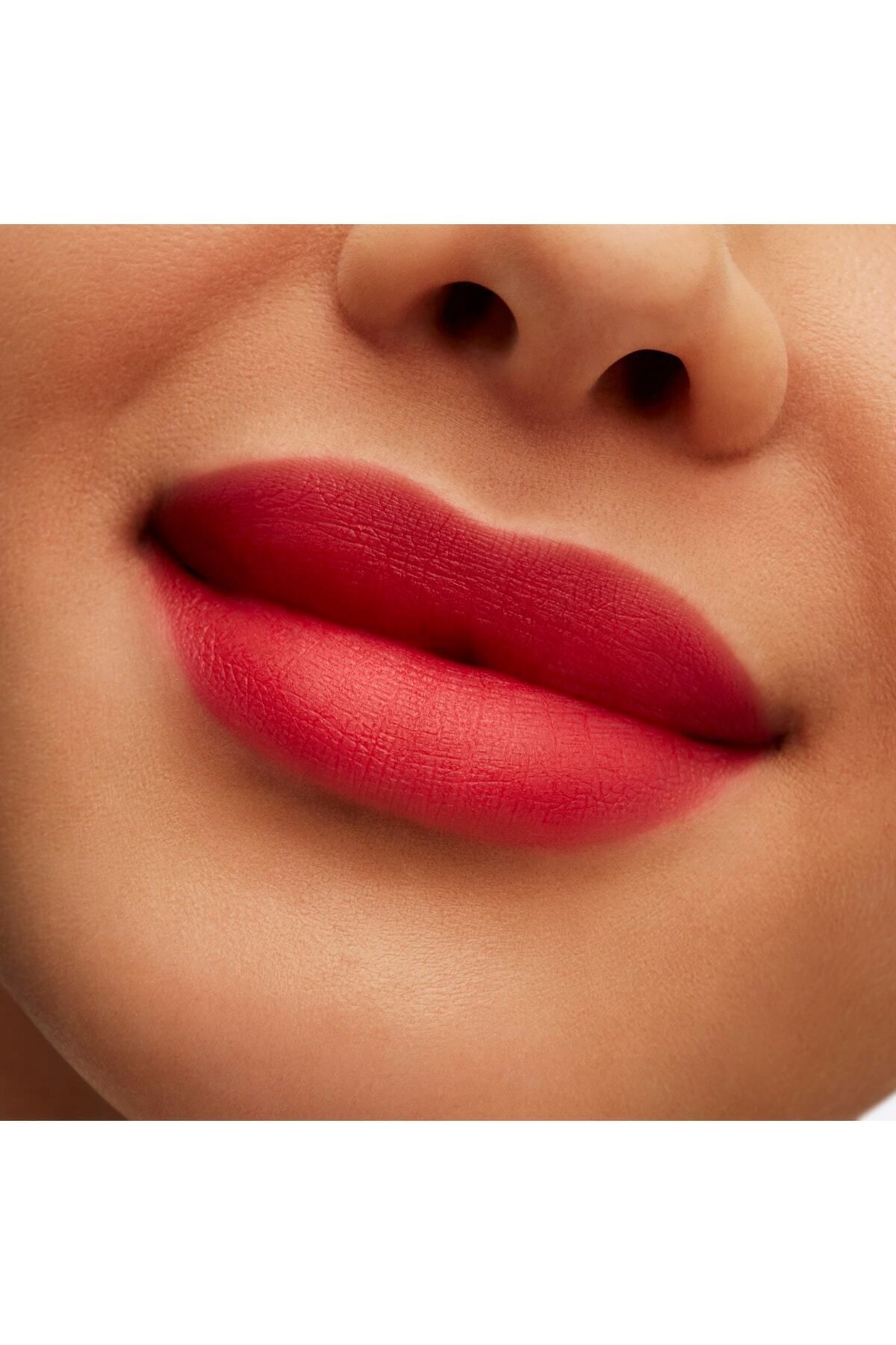 Mac Powder Kiss Ağırlık Yapmayan Pudralı Mat Bitişli Ruj - Ruby Boo 5 ml
